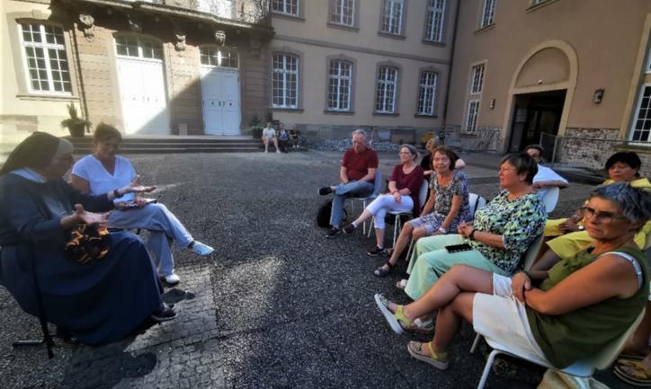 Schwester Lorena (links) im Gespräch mit Pastoralreferentin Nicole Hau-Grommes (daneben) und interessierten Frauen über das Thema Hexenwahn.