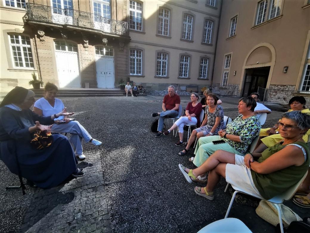 Schwester Lorena (links) im Gespräch mit Pastoralreferentin Nicole Hau-Grommes (daneben) und interessierten Frauen über das Thema Hexenwahn.