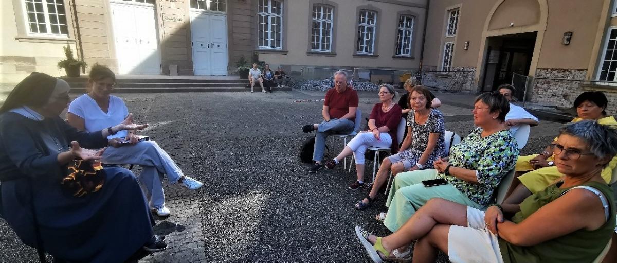 Schwester Lorena (links) im Gespräch mit Pastoralreferentin Nicole Hau-Grommes (daneben) und interessierten Frauen über das Thema Hexenwahn.