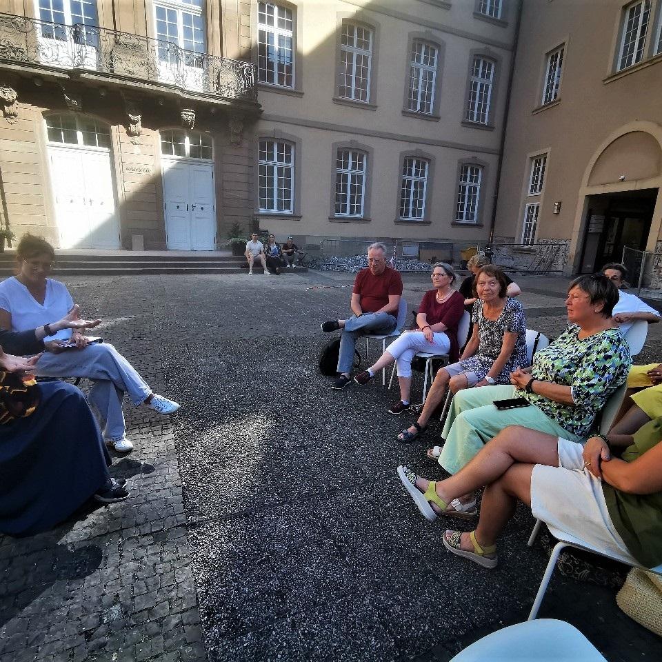 Schwester Lorena (links) im Gespräch mit Pastoralreferentin Nicole Hau-Grommes (daneben) und interessierten Frauen über das Thema Hexenwahn.