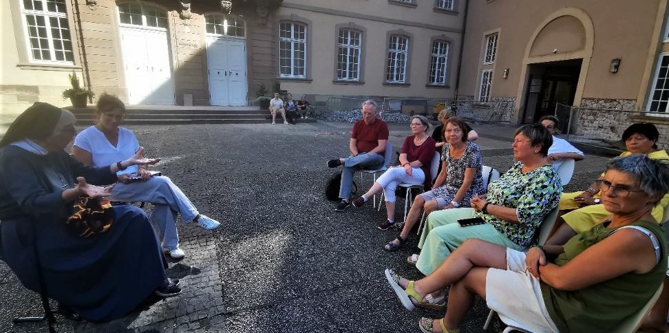 Schwester Lorena (links) im Gespräch mit Pastoralreferentin Nicole Hau-Grommes (daneben) und interessierten Frauen über das Thema Hexenwahn.