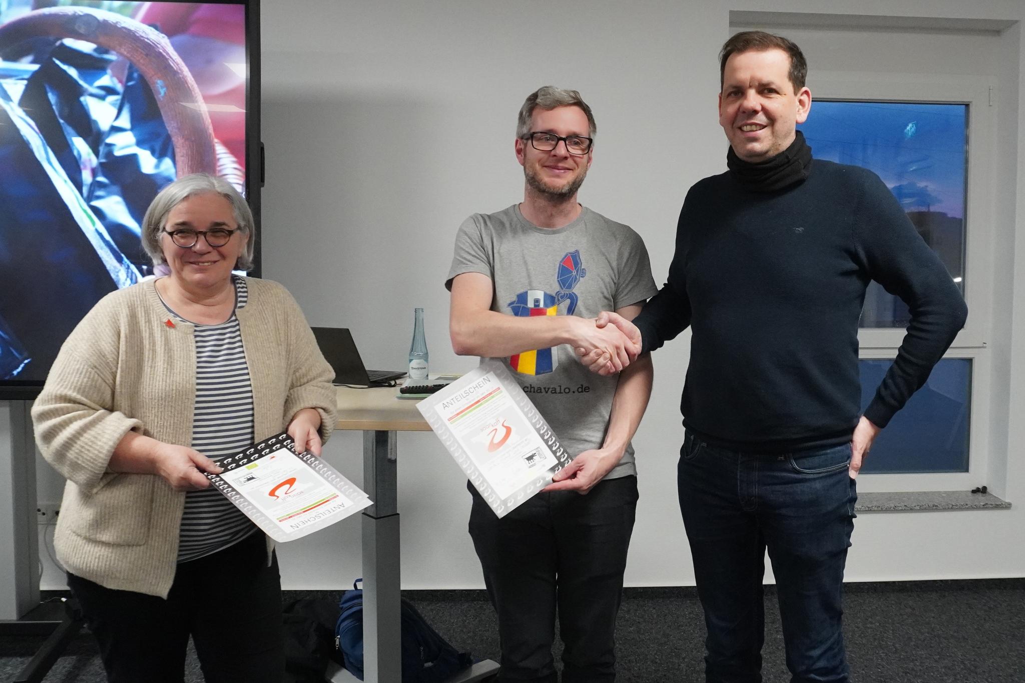 Caritasdirektor Frank Kettern (rechts) hat 20 Anteilscheine gezeichnet, worüber Gertrud Selzer und Jens Klein sich natürlich freuten. 