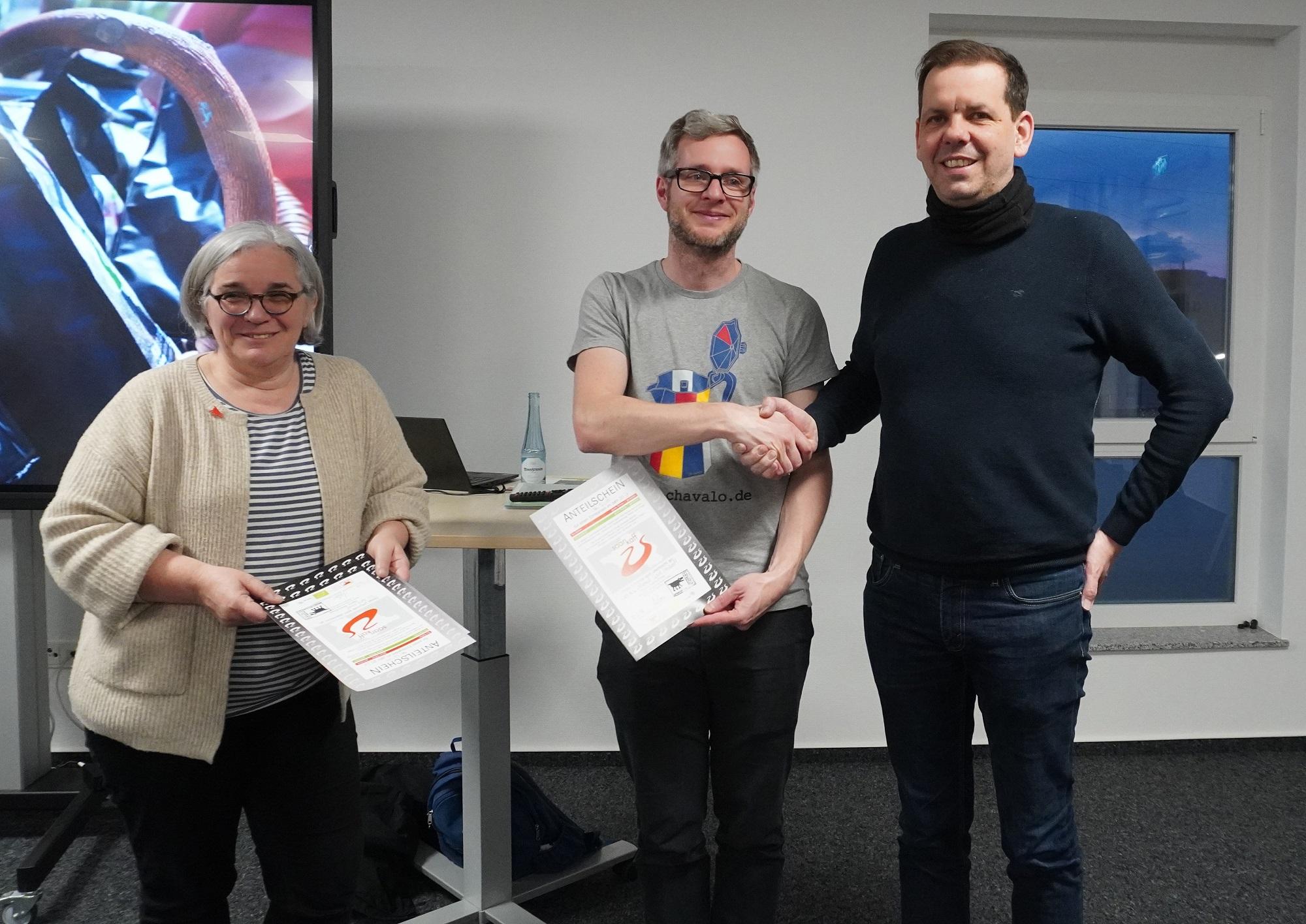 Caritasdirektor Frank Kettern (rechts) hat 20 Anteilscheine gezeichnet, worüber Gertrud Selzer und Jens Klein sich natürlich freuten. 