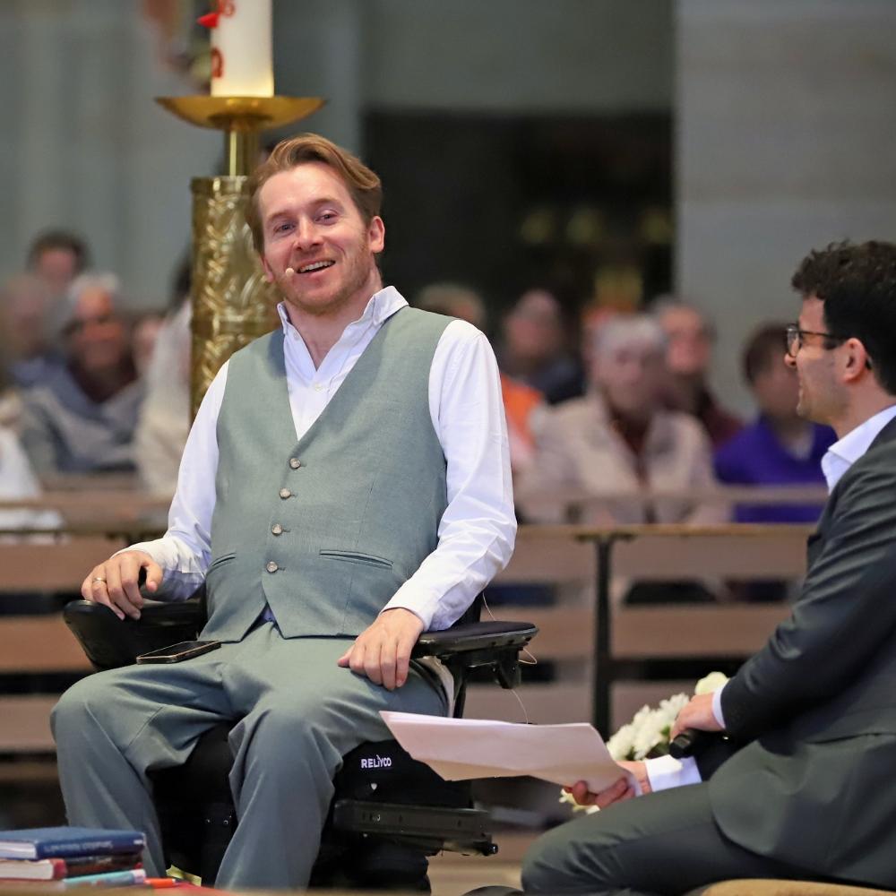 Samuel Koch (links) im Dialog mit Radio-Redakteur Christopher Hoffmann.