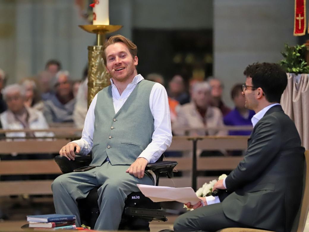 Samuel Koch (links) im Dialog mit Radio-Redakteur Christopher Hoffmann.