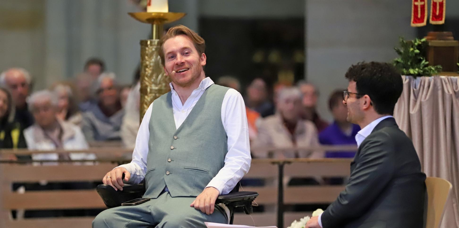 Samuel Koch (links) im Dialog mit Radio-Redakteur Christopher Hoffmann.