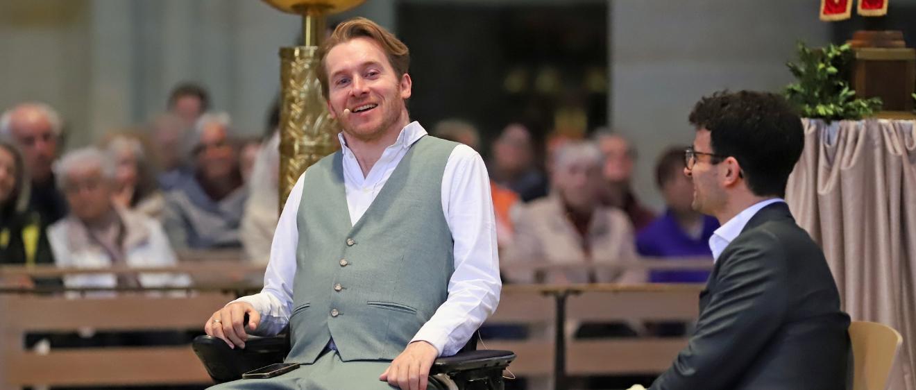 Samuel Koch (links) im Dialog mit Radio-Redakteur Christopher Hoffmann.