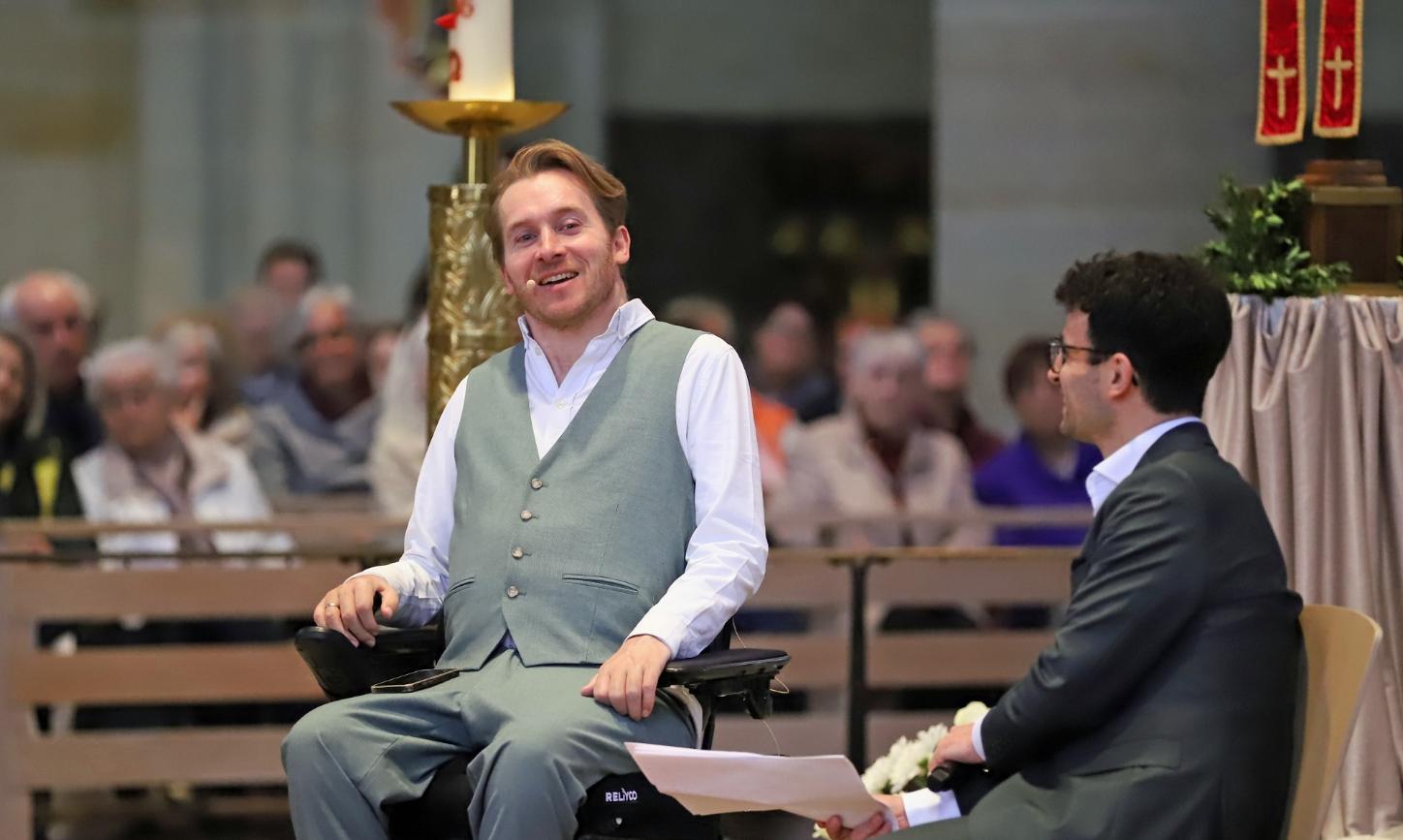 Samuel Koch (links) im Dialog mit Radio-Redakteur Christopher Hoffmann.