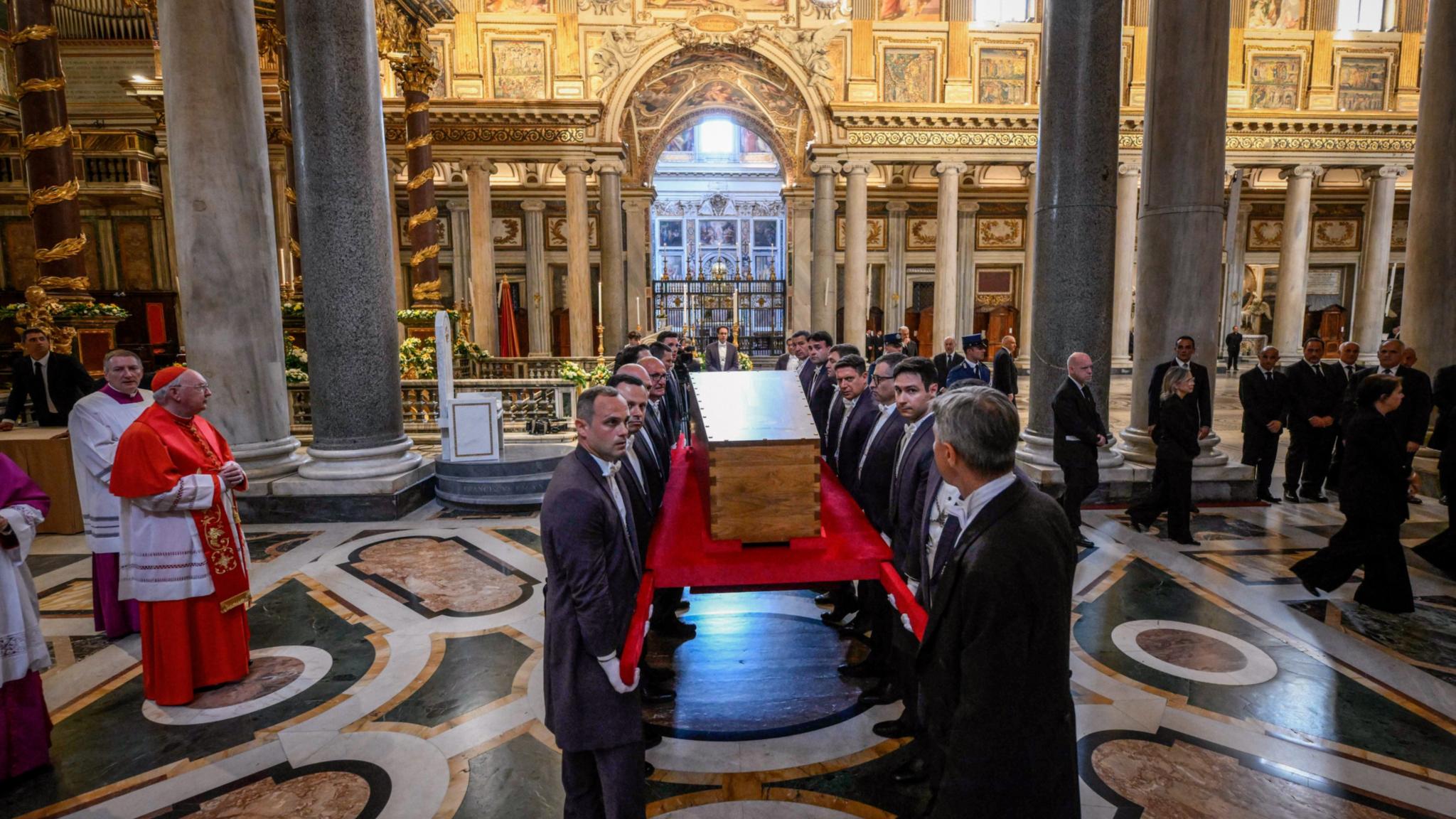 Sargträger tragen den Sarg mit dem Leichnam von Papst Franziskus zu seinem Grab in der Basilika Santa Maria Maggiore.