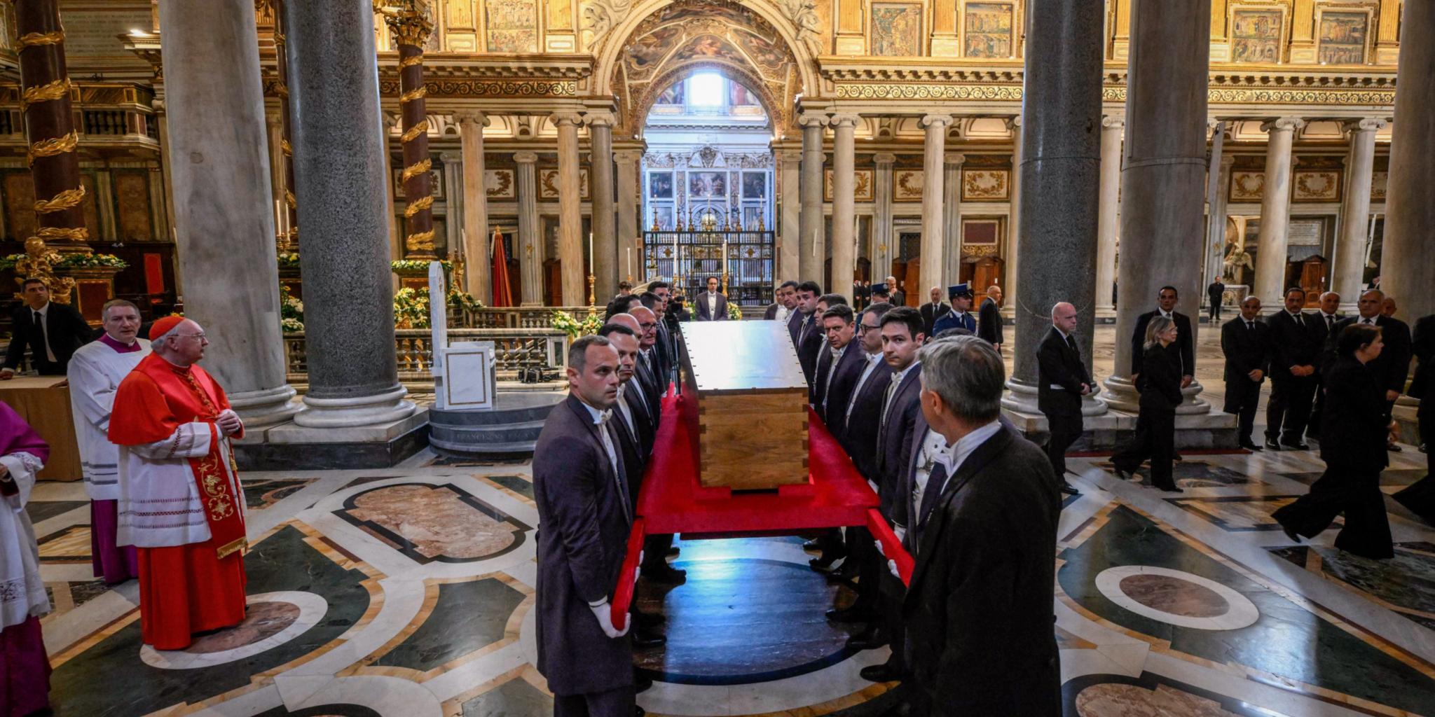 Sargträger tragen den Sarg mit dem Leichnam von Papst Franziskus zu seinem Grab in der Basilika Santa Maria Maggiore. (c) Vatican Media/Romano Siciliani/KNA Sargträger tragen den Sarg mit dem Leichnam von Papst Franziskus zu seinem Grab in der Basilika Santa Maria Maggiore.