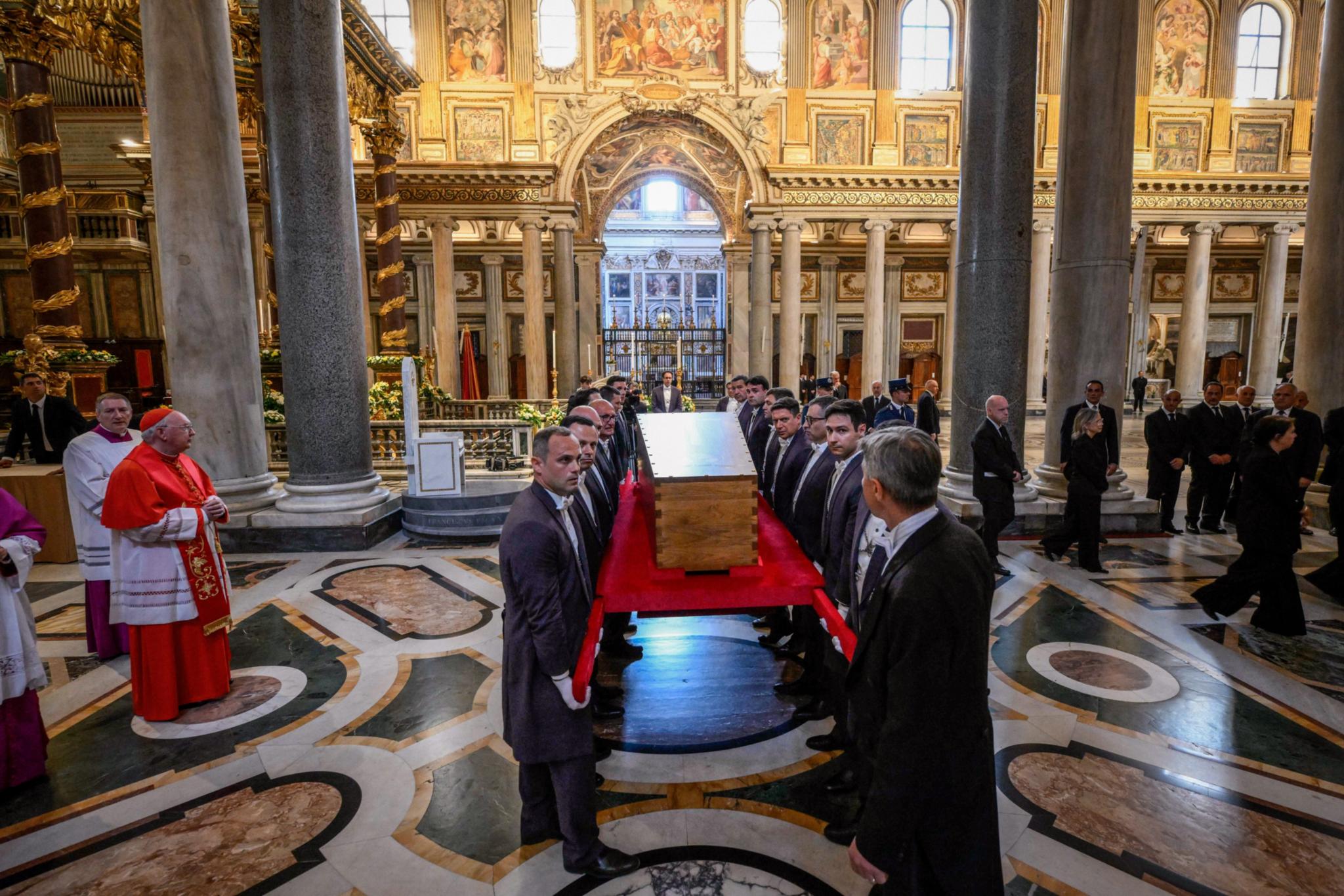 Sargträger tragen den Sarg mit dem Leichnam von Papst Franziskus zu seinem Grab in der Basilika Santa Maria Maggiore.