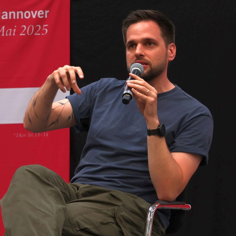 Tobias Sauer spricht ins Mikrofon.