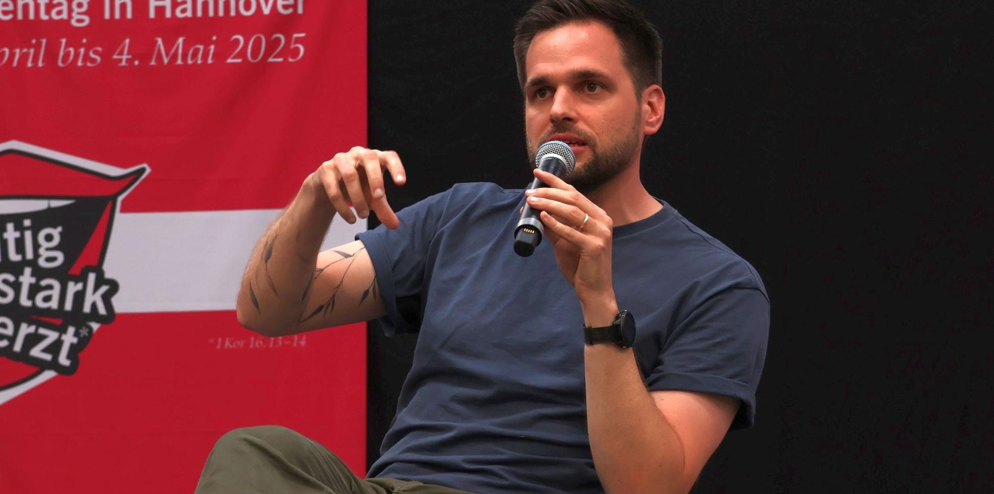 Tobias Sauer spricht ins Mikrofon.