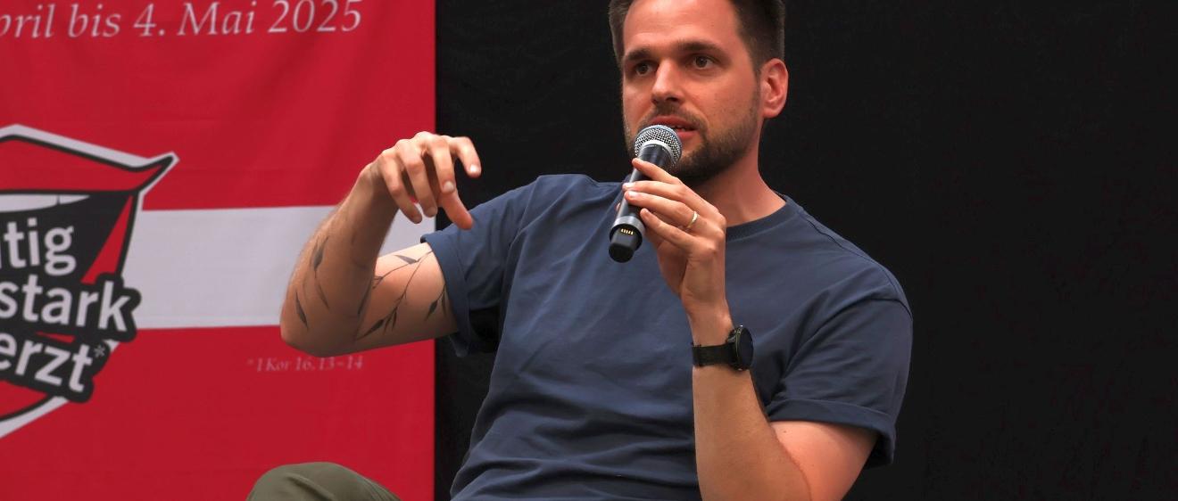 Tobias Sauer spricht ins Mikrofon.