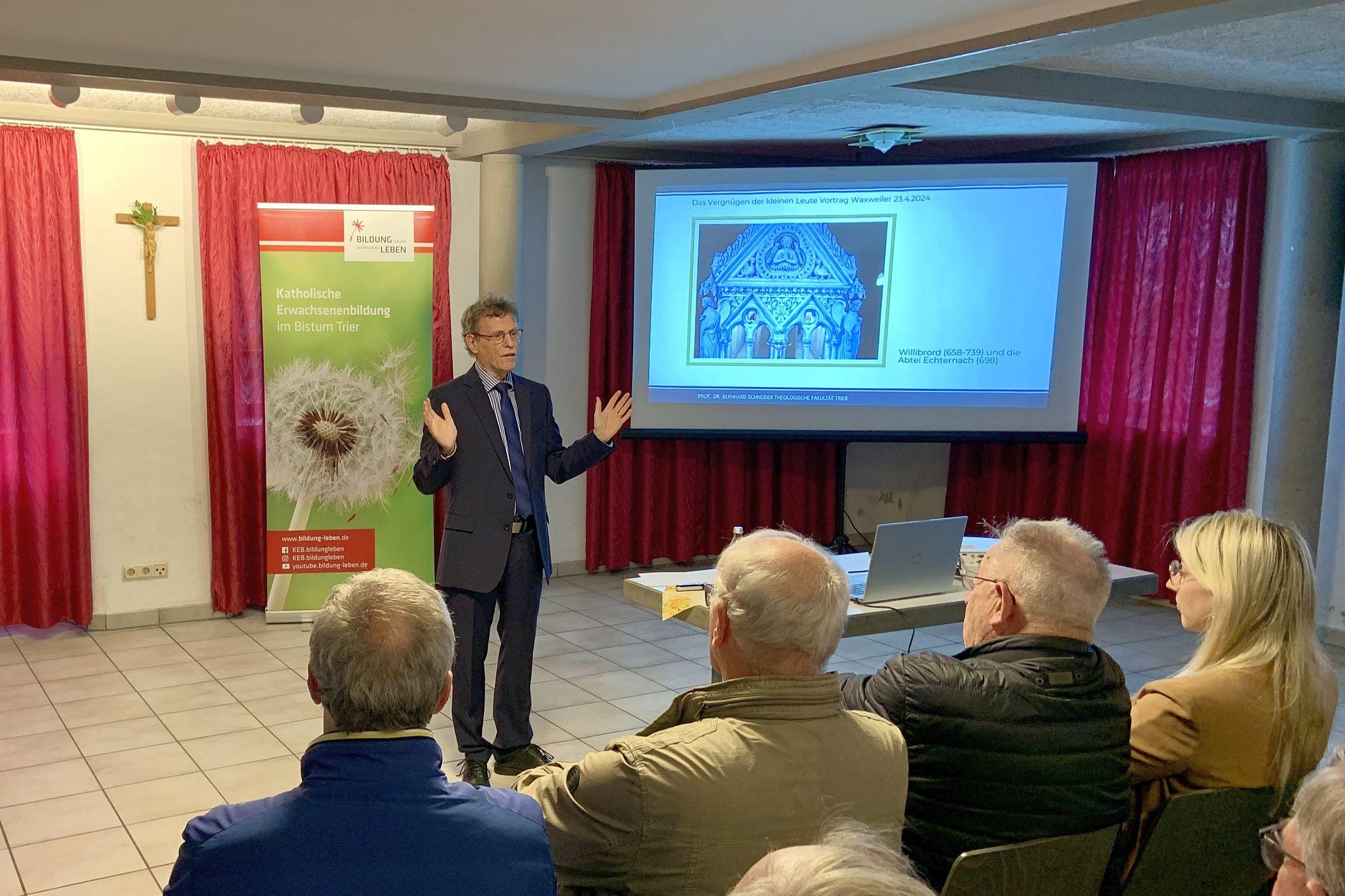 Prof. Bernhard Schneider bei seinem Vortrag im Dechant-Faber-Haus auf Einladung der Katholischen Erwachsenenbildung Westeifel.