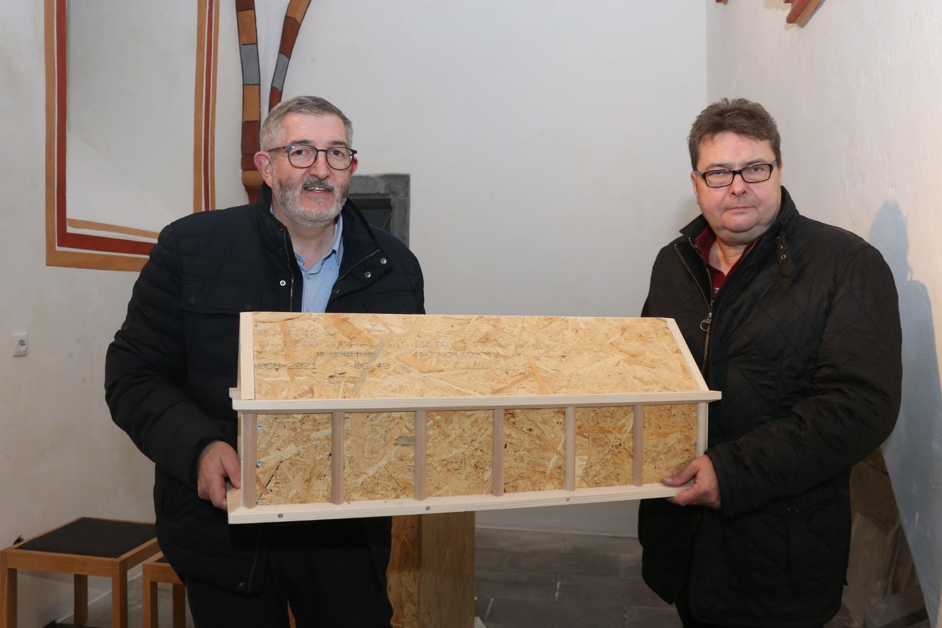 Frank Mertes (links) und Jürgen Schneider mit einem Holzmodell des Schreins für die Reliquien des heiligen Matthias.