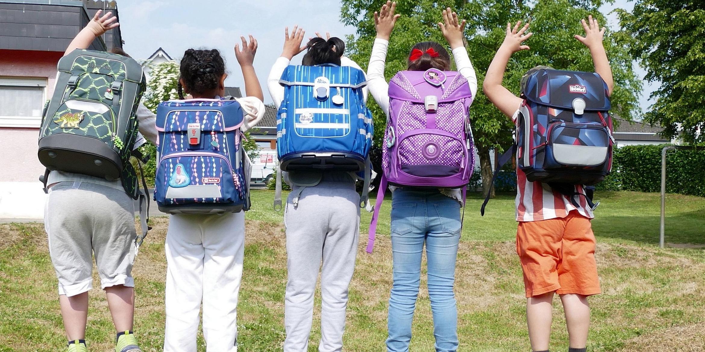 Mit einem Jubelsprung präsentierten die künftigen Schulkinder in  der Caritas-Einrichtung stolz ihre neuen Schulranzen.