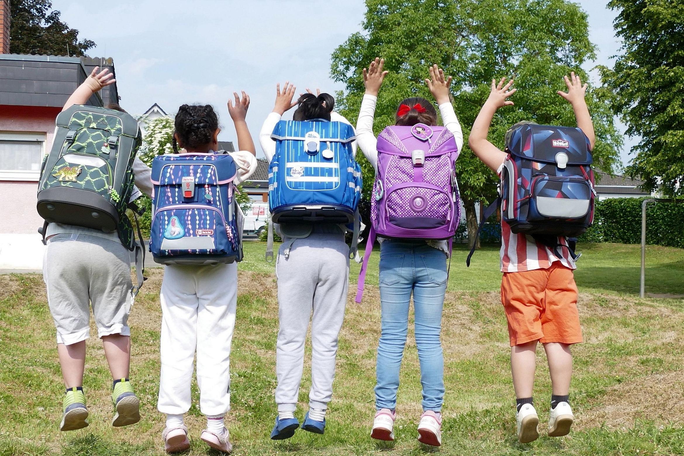 Mit einem Jubelsprung präsentierten die künftigen Schulkinder in  der Caritas-Einrichtung stolz ihre neuen Schulranzen.