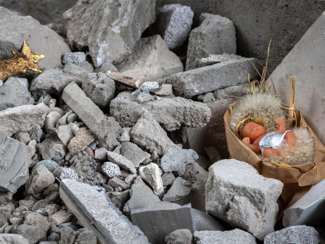 Das Kunstwerk 'Krippe im Schutt' zeigt das Baby in einer Schubkarre mit Schutt.