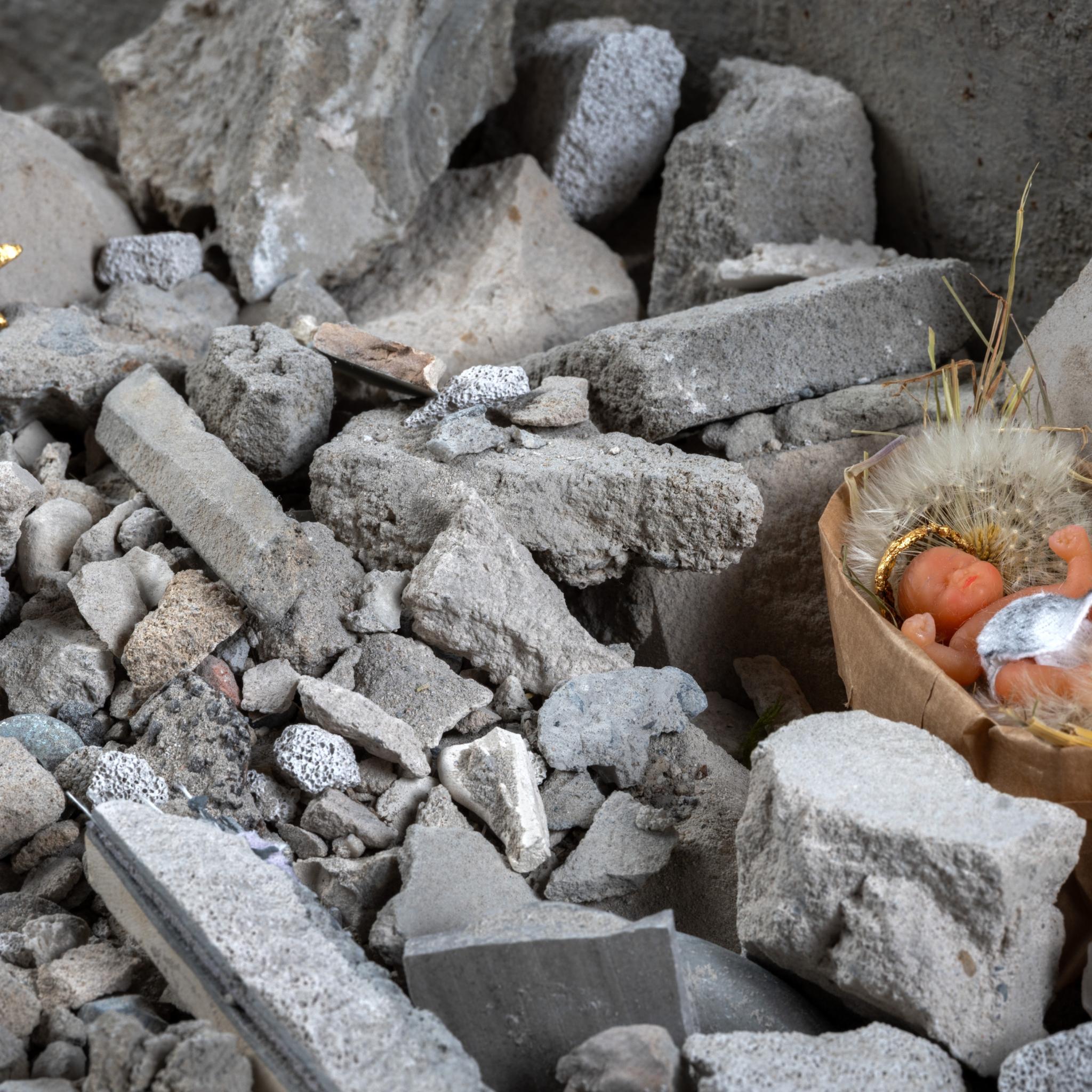 Das Kunstwerk 'Krippe im Schutt' zeigt das Baby in einer Schubkarre mit Schutt.