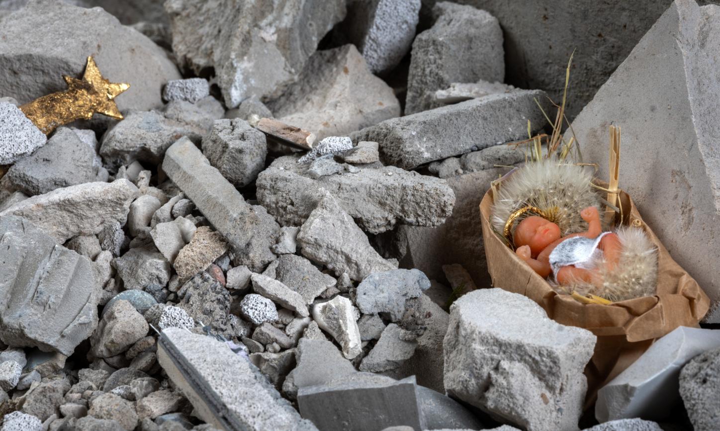 Das Kunstwerk 'Krippe im Schutt' zeigt das Baby in einer Schubkarre mit Schutt.