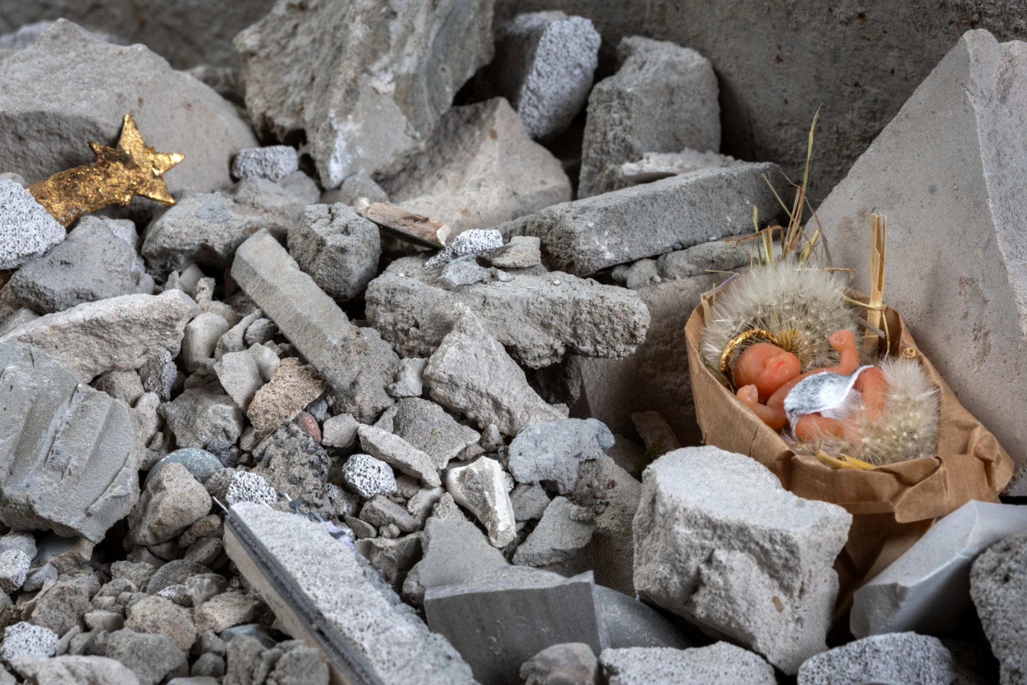 Das Kunstwerk 'Krippe im Schutt' zeigt das Baby in einer Schubkarre mit Schutt.