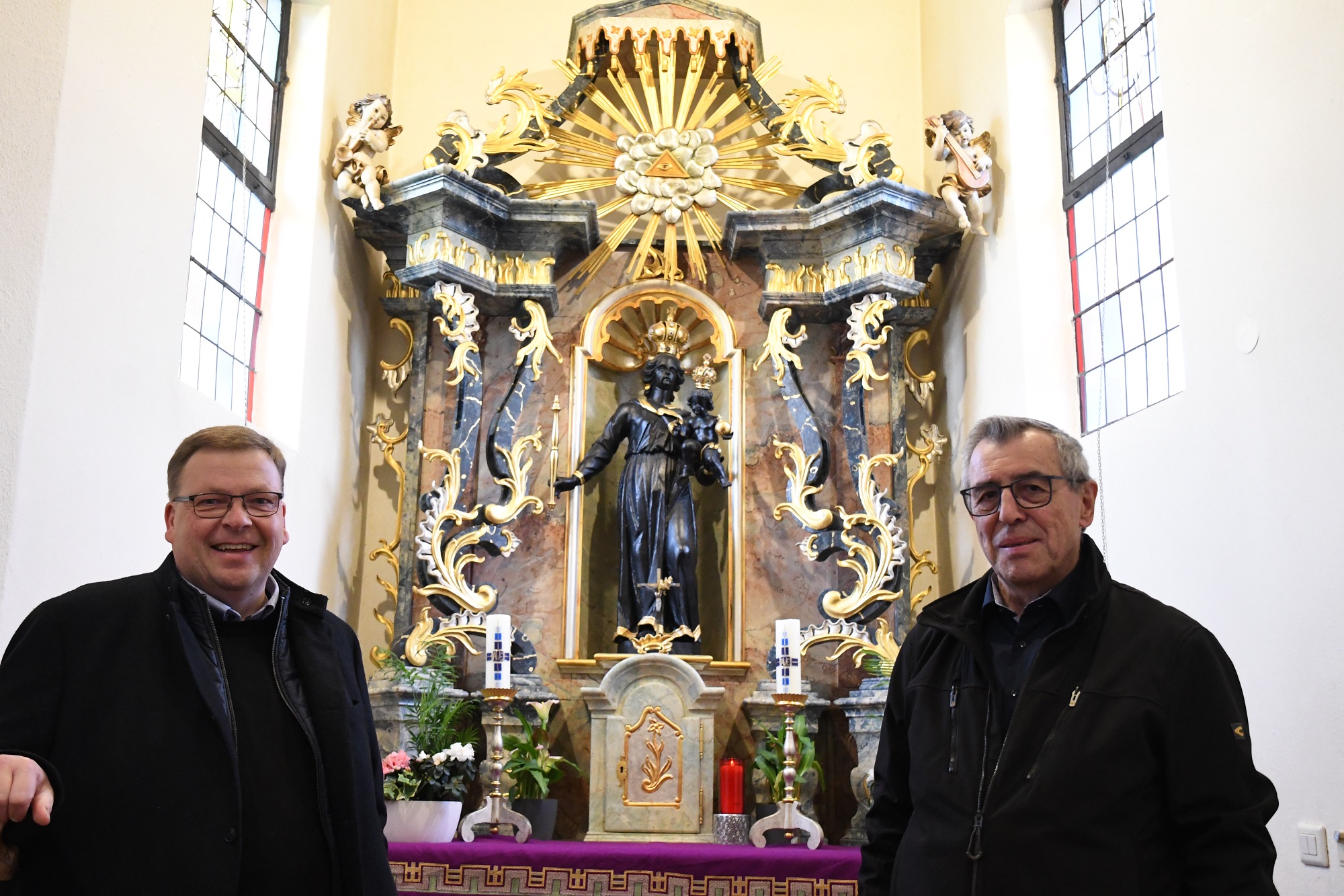 Pfarrer Stefan  Dumont (links) und Dieter Dieler freuen sich auf die Wallfahrtssaison.