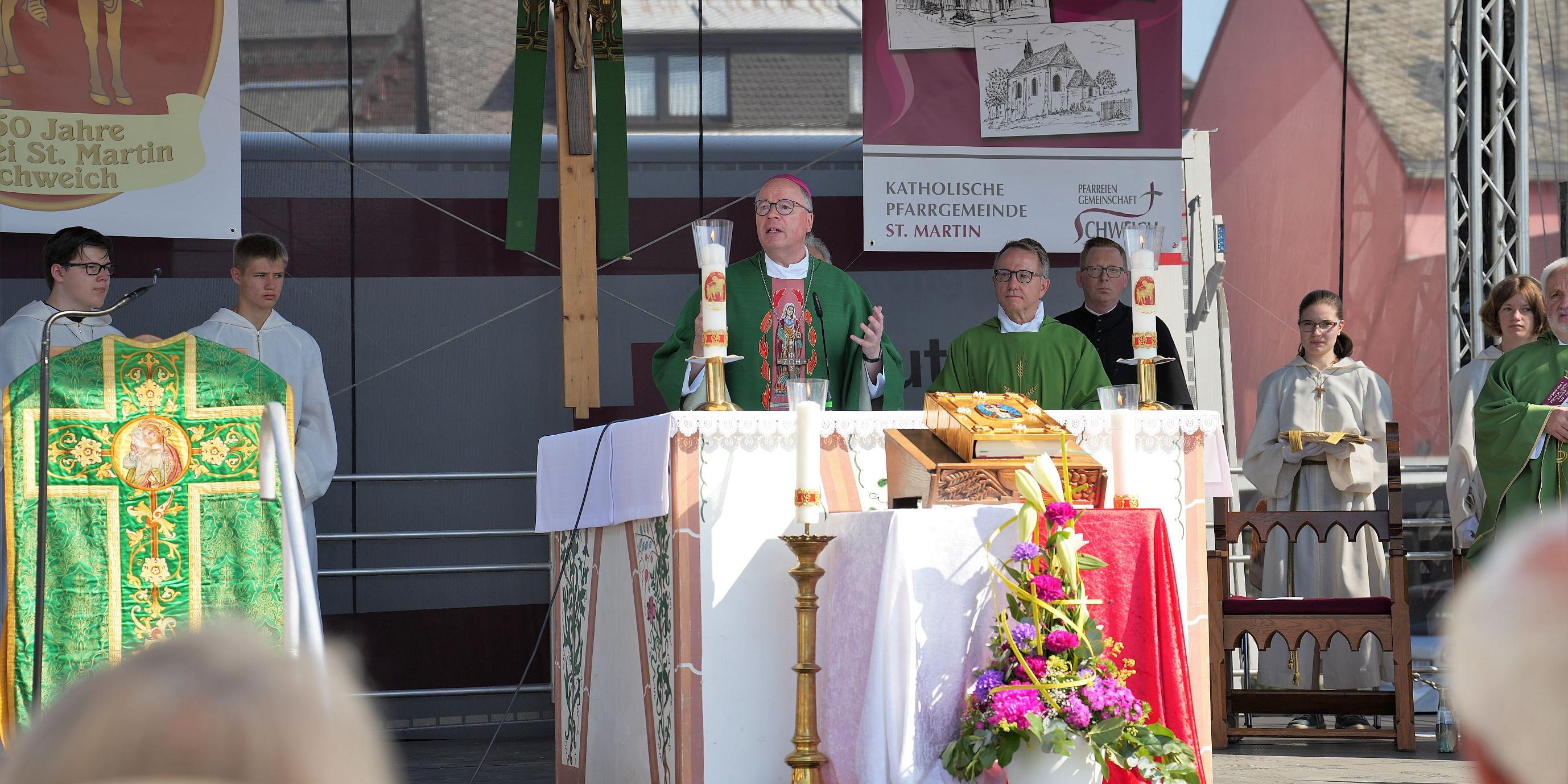 Mit einem von Bischof Ackermann geleiteten Gottesdienst unter freiem Himmel vor dem Altenheim St. Josef begann das Fest anlässlich des Jubiläums der Pfarrei Schweich