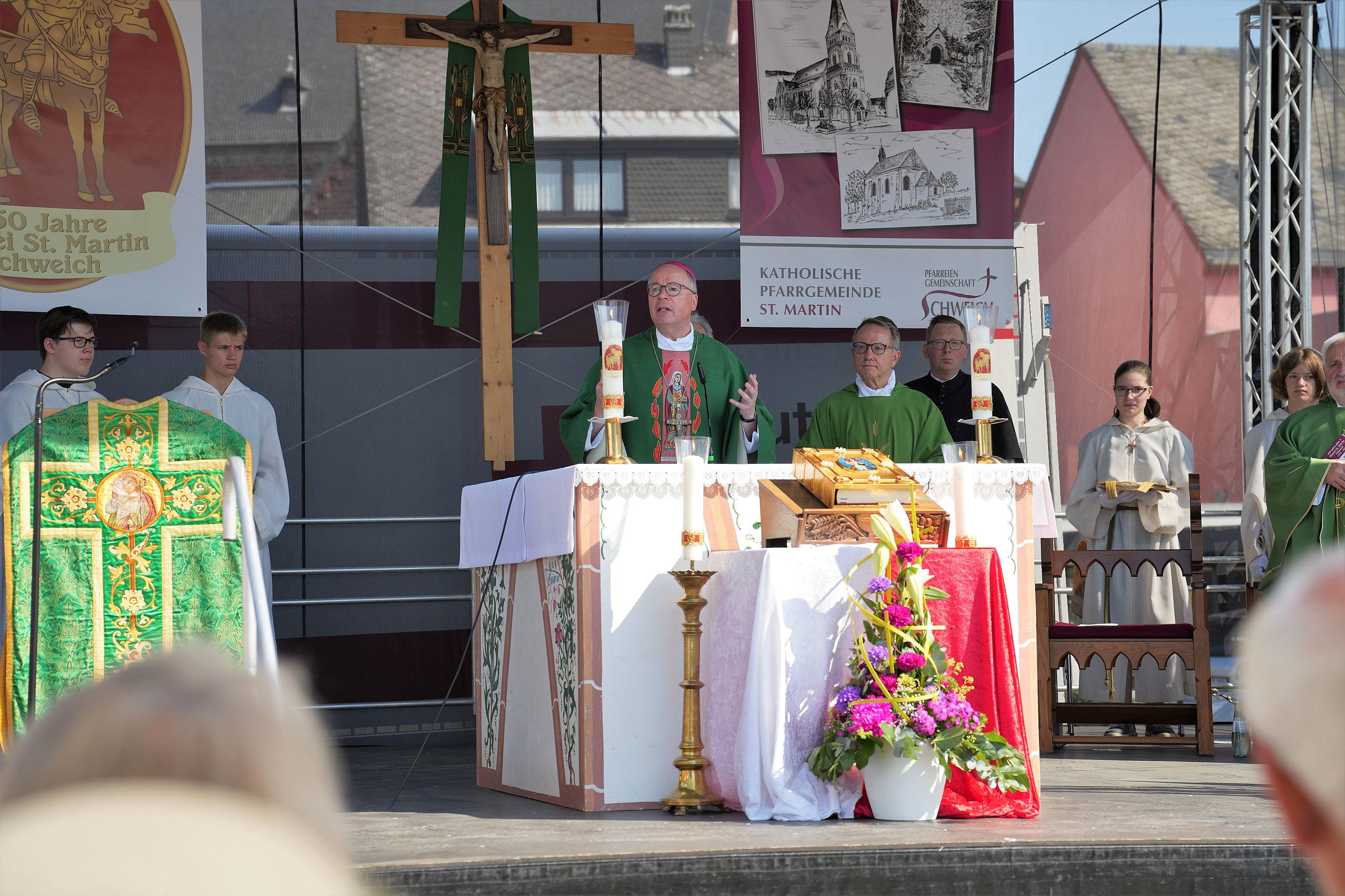 Mit einem von Bischof Ackermann geleiteten Gottesdienst unter freiem Himmel vor dem Altenheim St. Josef begann das Fest anlässlich des Jubiläums der Pfarrei Schweich
