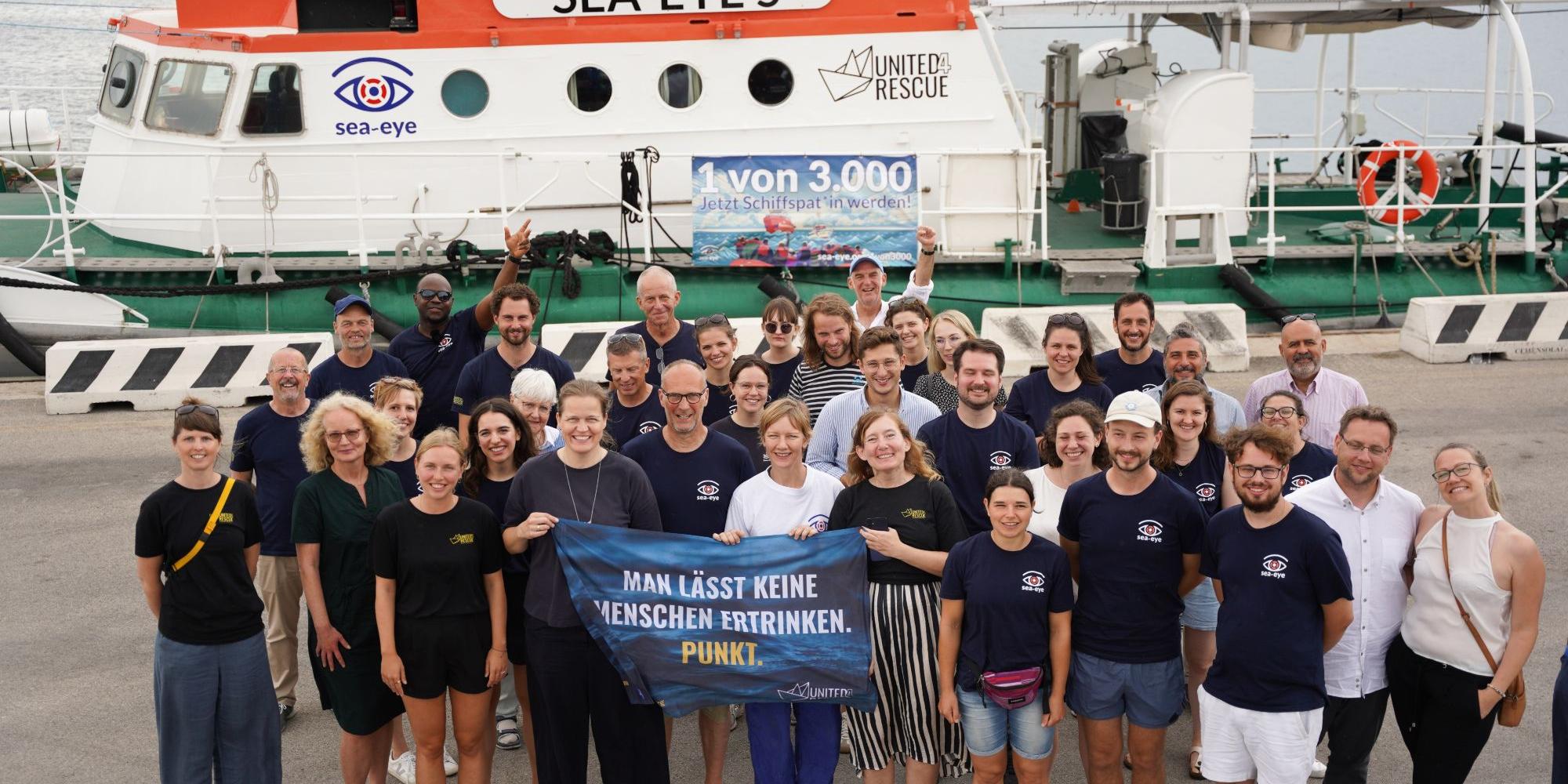 Schauspielerin Sandra Hüller (vorne Mitte im weißen T-Shirt) ist bei der Schiffstaufe in der italienischen Hafenstadt Ancona dabei.
