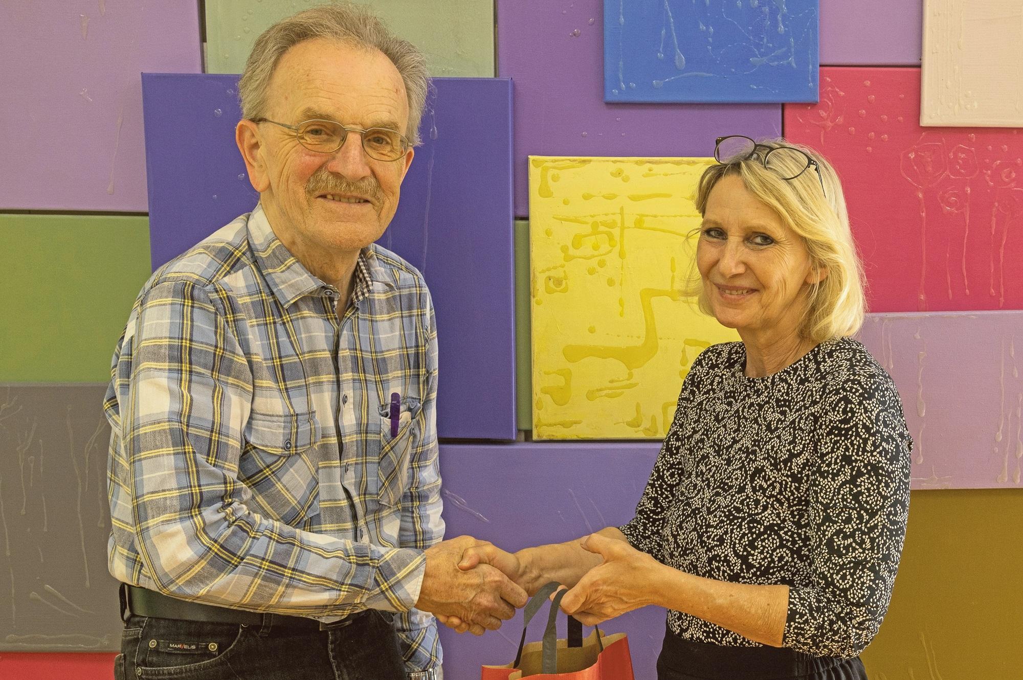 KEB-Leiterin Anne Schuler mit Teilnehmer Dr. Wilhelm Irsch. (c) Ammann/KEB KEB-Leiterin Anne Schuler mit Teilnehmer Dr. Wilhelm Irsch.