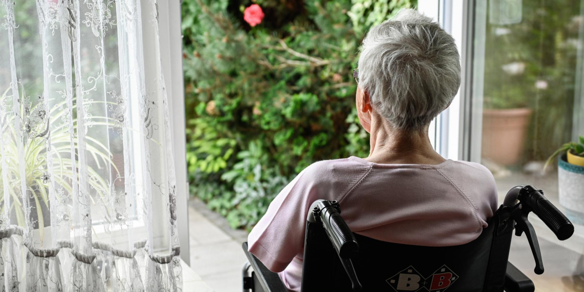 Eine Seniorin schaut in den Garten: Eine Atmosphäre, die ganz bestimmt zu ihrem Wohlbefinden beiträgt. (c) Julia Steinbrecht/KNA Eine Seniorin schaut in den Garten: Eine Atmosphäre, die ganz bestimmt zu ihrem Wohlbefinden beiträgt.