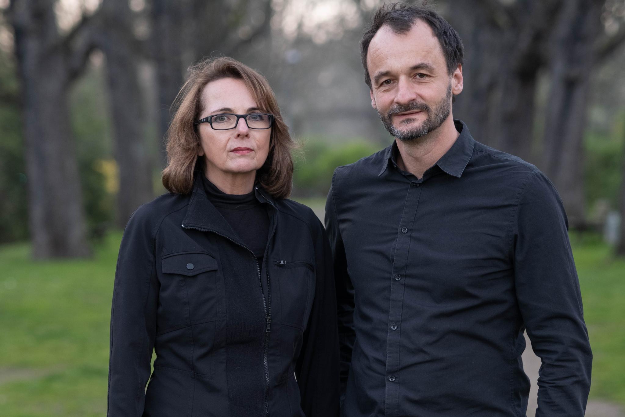 Prof. Dr. Eva Walther (Universität Trier) und Prof. Dr. Tobias Rothmund (Universität Jena) betrachten als Herausgeber psychologische Ursachen für das Erstarken von rechtsradikalen Gedanken und Verhaltensweisen.