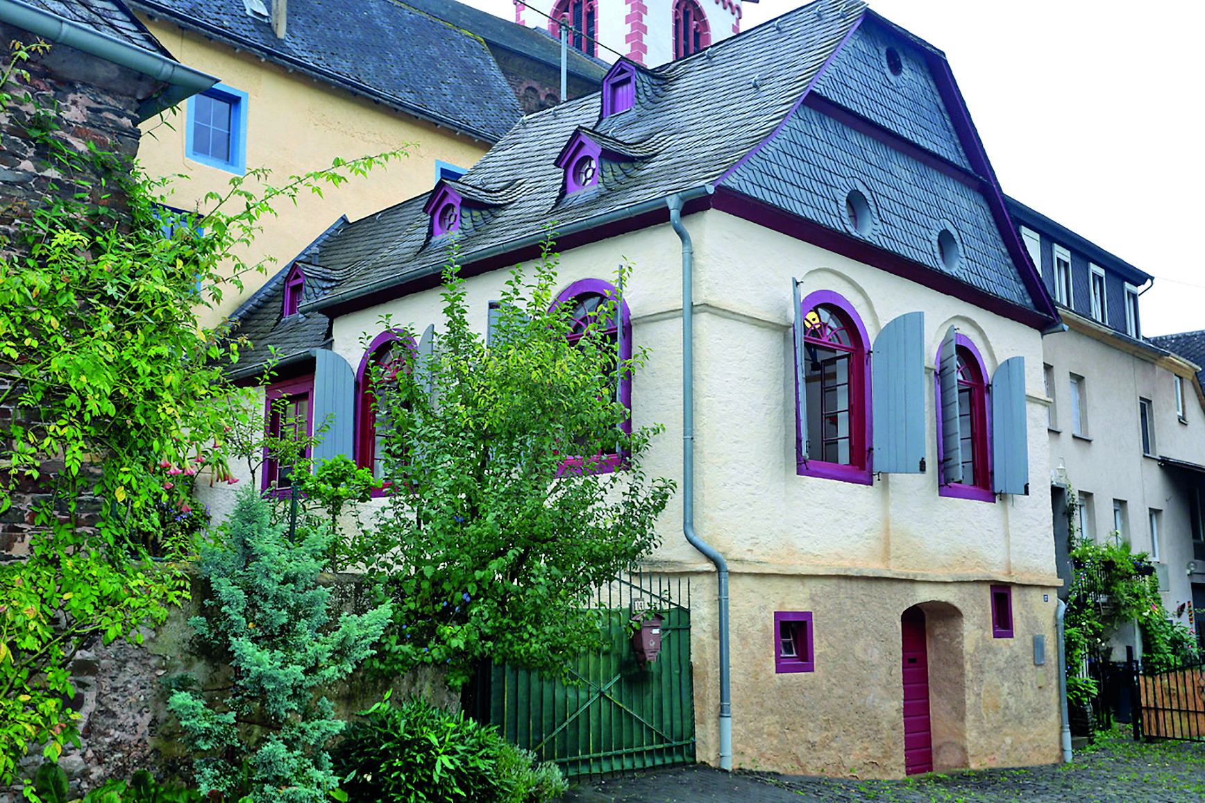 Nach dem Erwerb durch die Gemeinde wurde die ehemalige Synagoge in Bruttig liebevoll renoviert. Seit 2015 wird sie auf Initiative des örtlichen Fördervereins auch wieder mit Leben gefüllt.