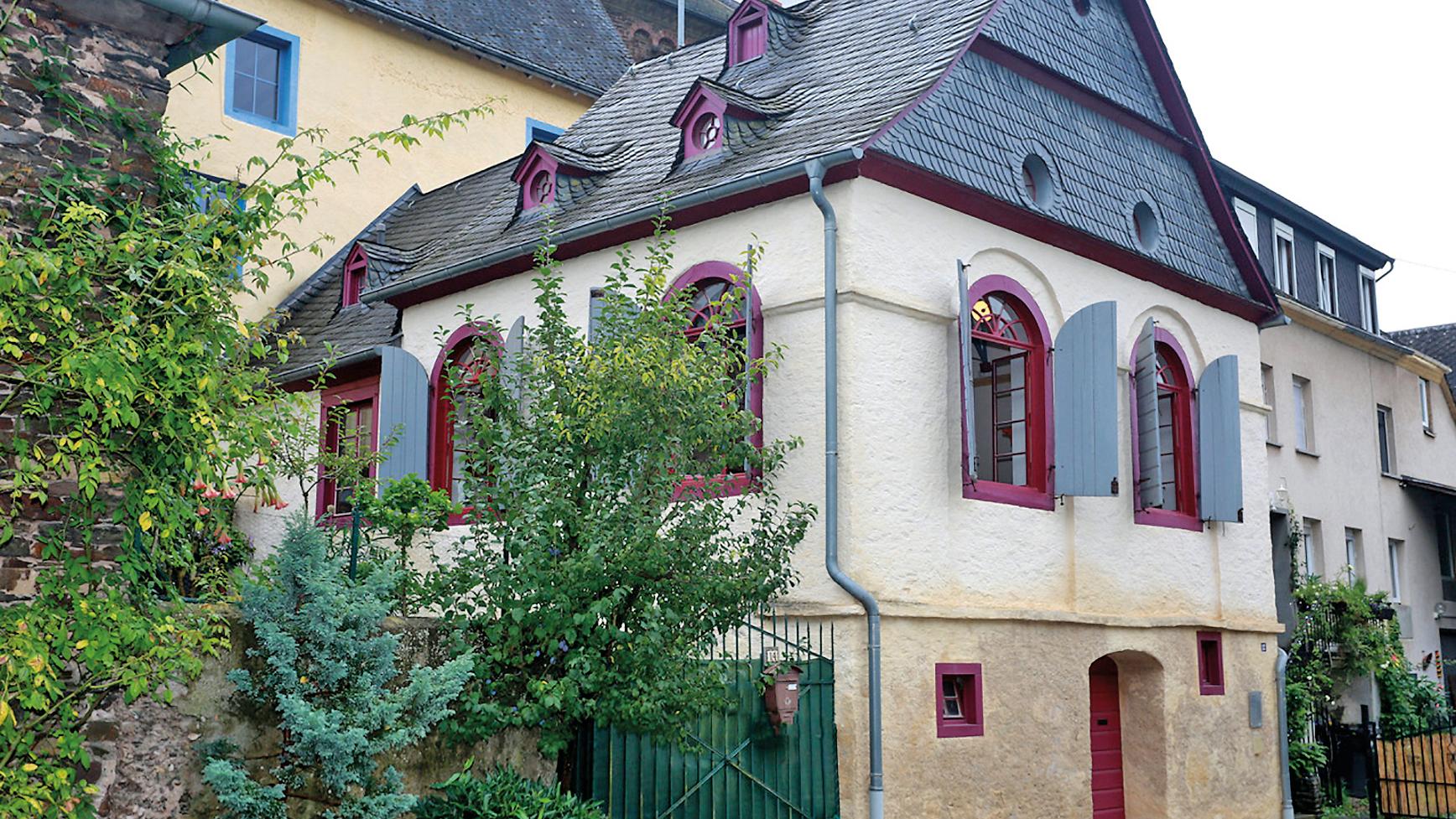 Nach dem Erwerb durch die Gemeinde wurde die ehemalige Synagoge in Bruttig liebevoll renoviert. Seit 2015 wird sie auf Initiative des örtlichen Fördervereins auch wieder mit Leben gefüllt.