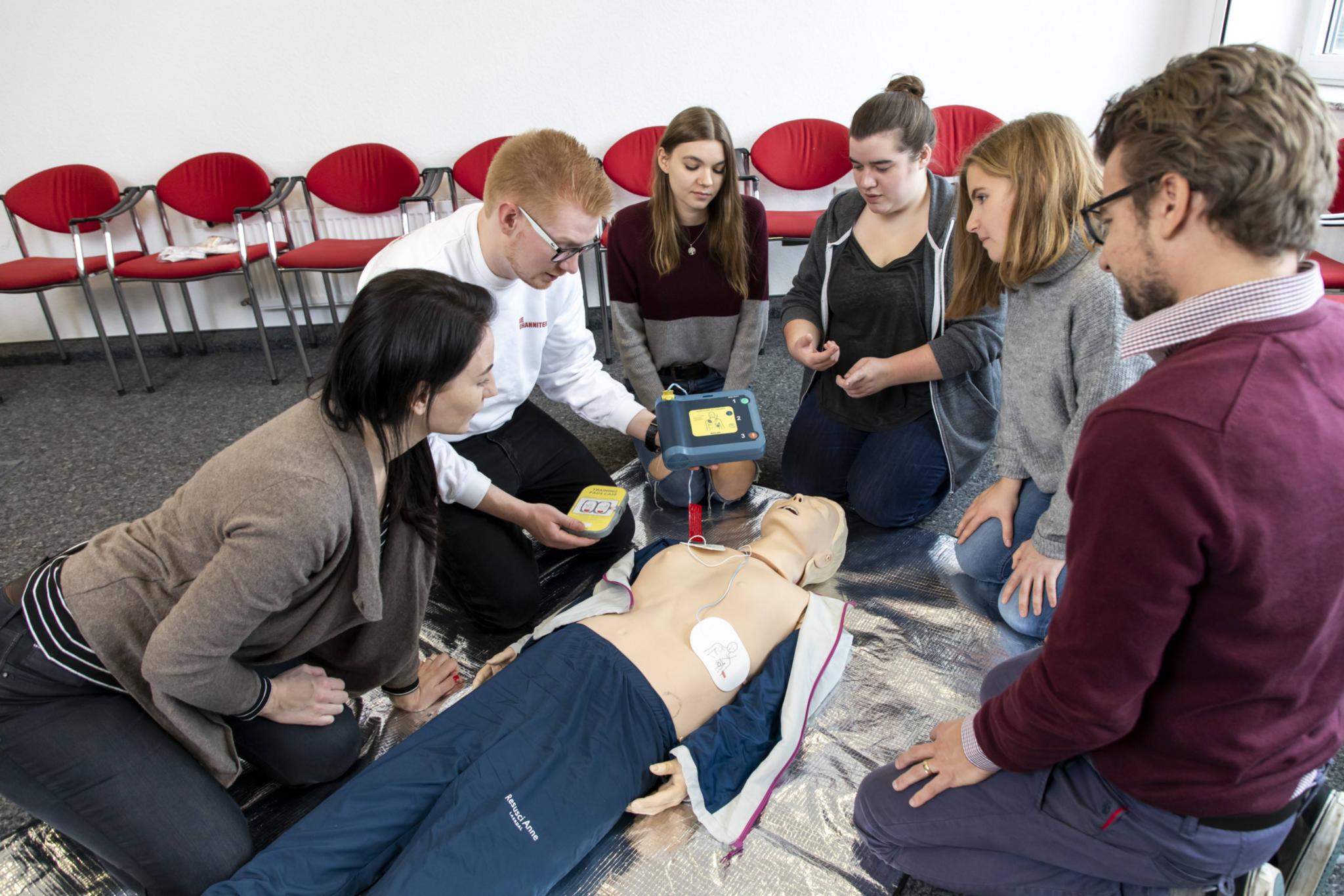Im Notfall kommt es auf jede Minute an, deswegen kann die Ausbildung zur Ersten Hilfe bei Unfällen oder Notfällen jederzeit Leben retten. Was getan werden muss, lernt man im Praxis-Training: Reanimation.