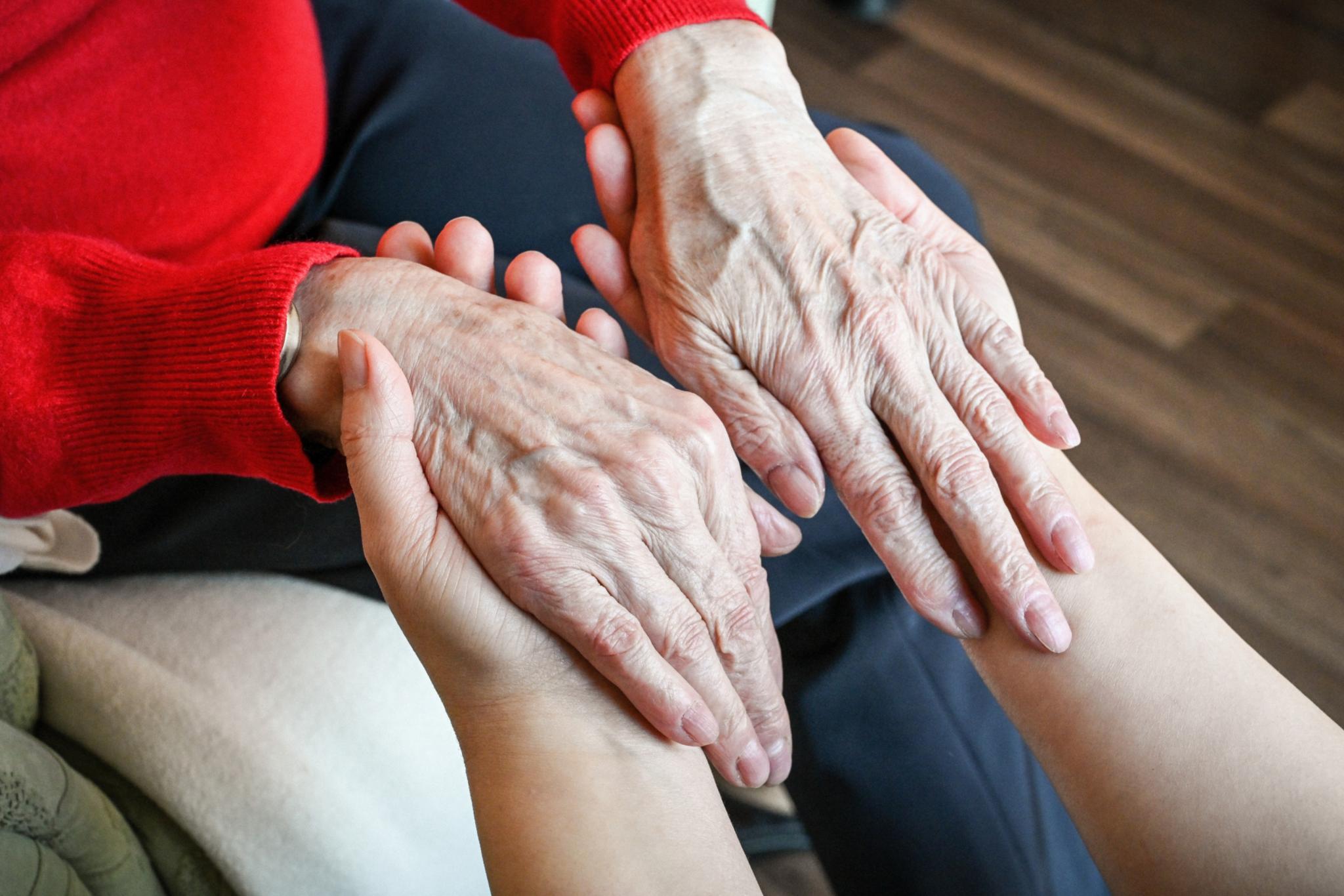 Alte Menschen brauchen Pflege und Zuwendung. Und gerade Zuwendung braucht Zeit, die im Heim oft nicht gegeben ist. Bei aller Liebe und Fürsorge dürfen in der Pflege aber nicht die eigenen Bedürfnisse vergessen werden.