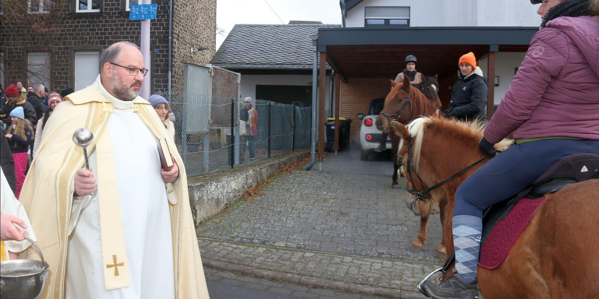 Dekan Jörg Schuh segnete bei der mehr als 700 Jahre alten Tradition des Hausener Silvesterritts die teilnehmenden Menschen und Pferde.