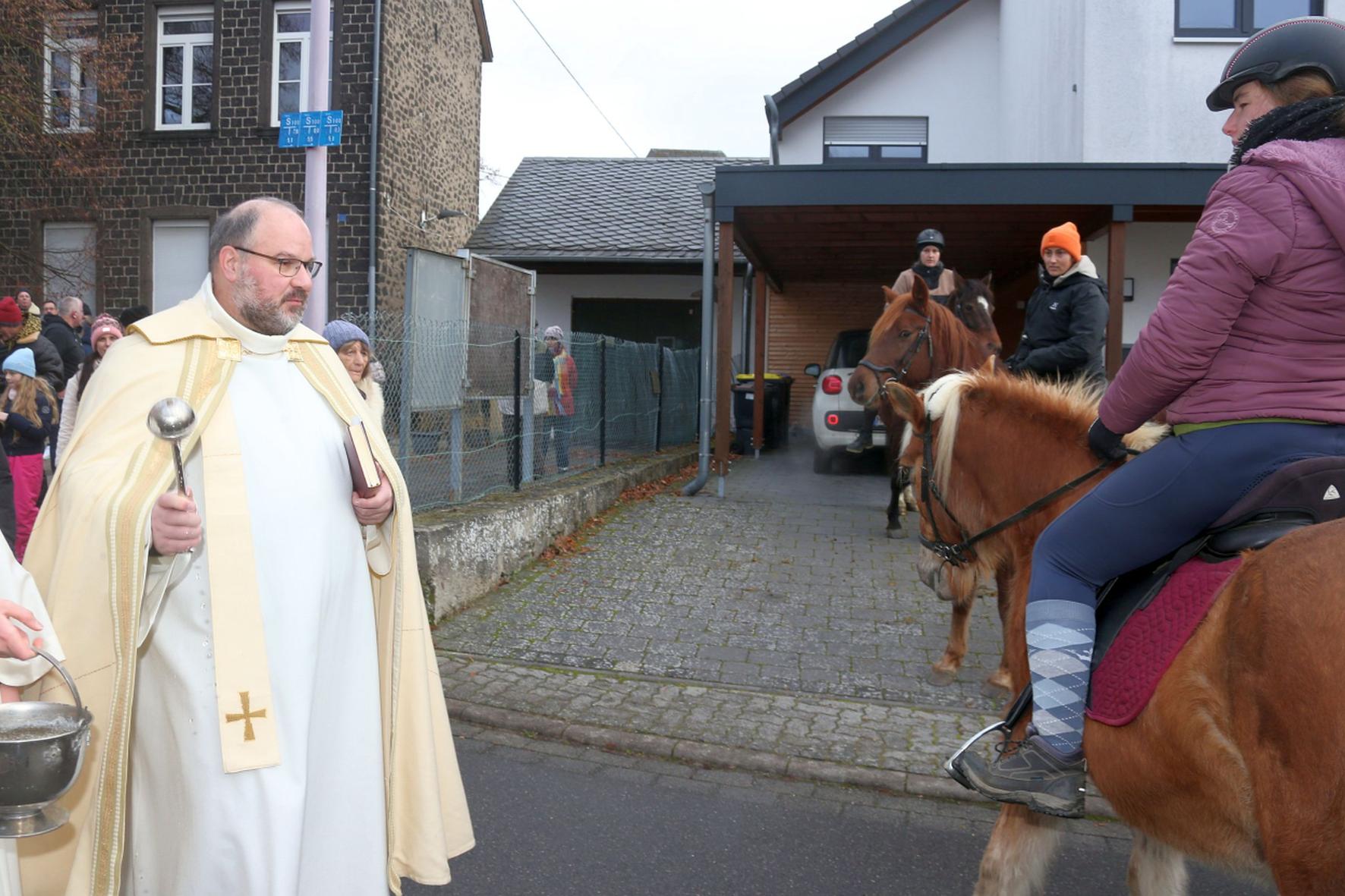 Dekan Jörg Schuh segnete bei der mehr als 700 Jahre alten Tradition des Hausener Silvesterritts die teilnehmenden Menschen und Pferde.