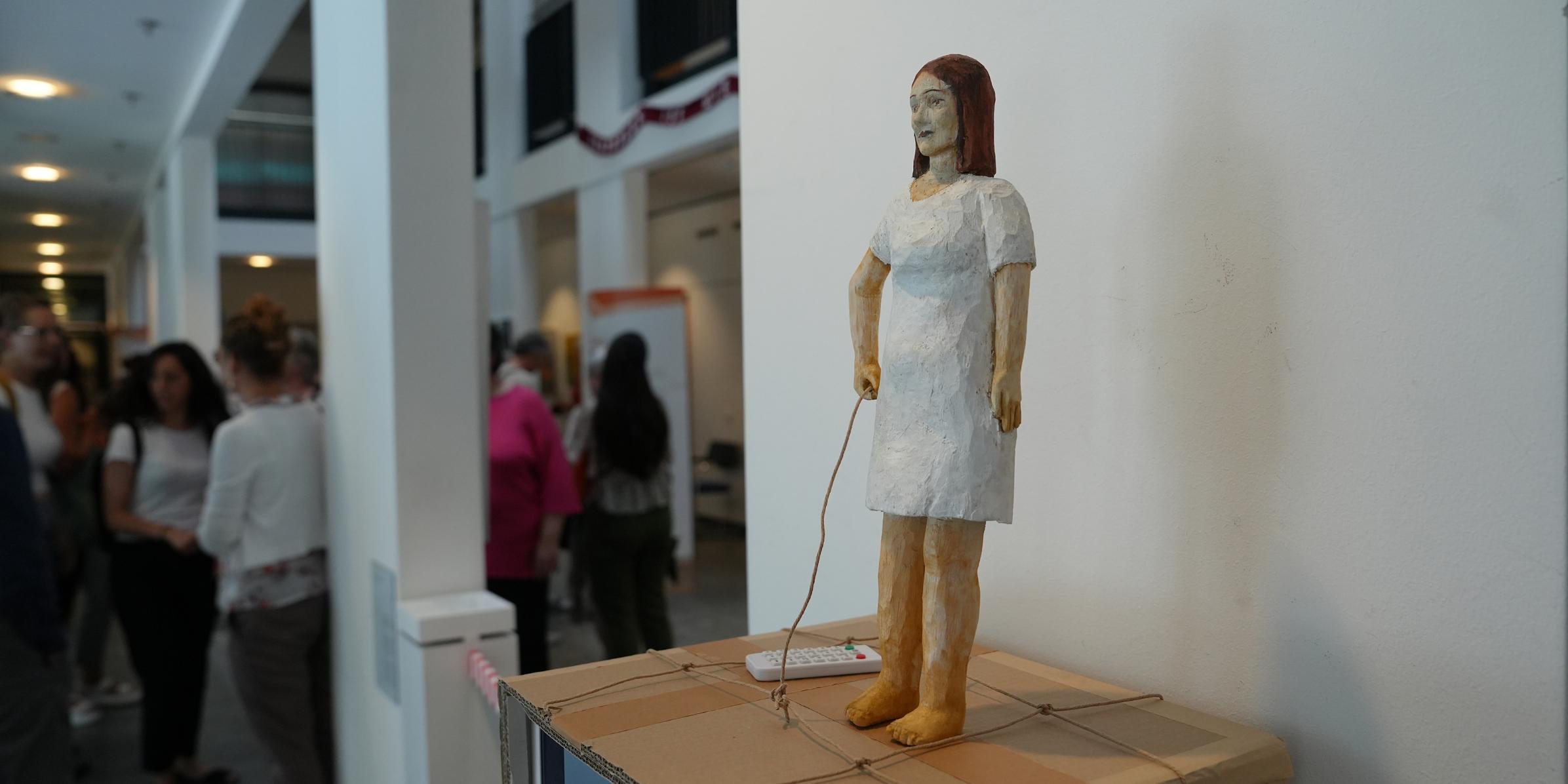 Mit der Installation „Im Gepäck“ setzt Karen Bayer die Vita einer Frau um, die mit Hilfe von Solwodi in Würde nach Guatemala zurückkehrt. (c) Landtag Mit der Installation „Im Gepäck“ setzt Karen Bayer die Vita einer Frau um, die mit Hilfe von Solwodi in Würde nach Guatemala zurückkehrt.