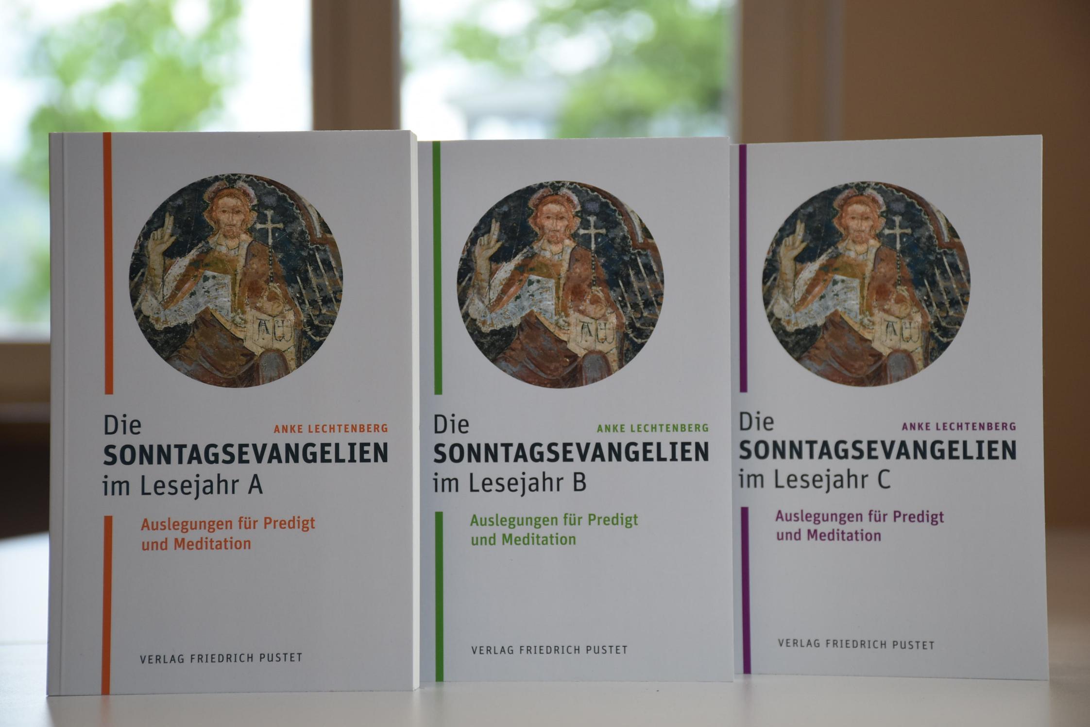 Die Reihe über die Sonntagsevangelien ist im Verlag Friedrich Pustet erschienen. Die einzelnen Bände kosten jeweils  18 Euro.