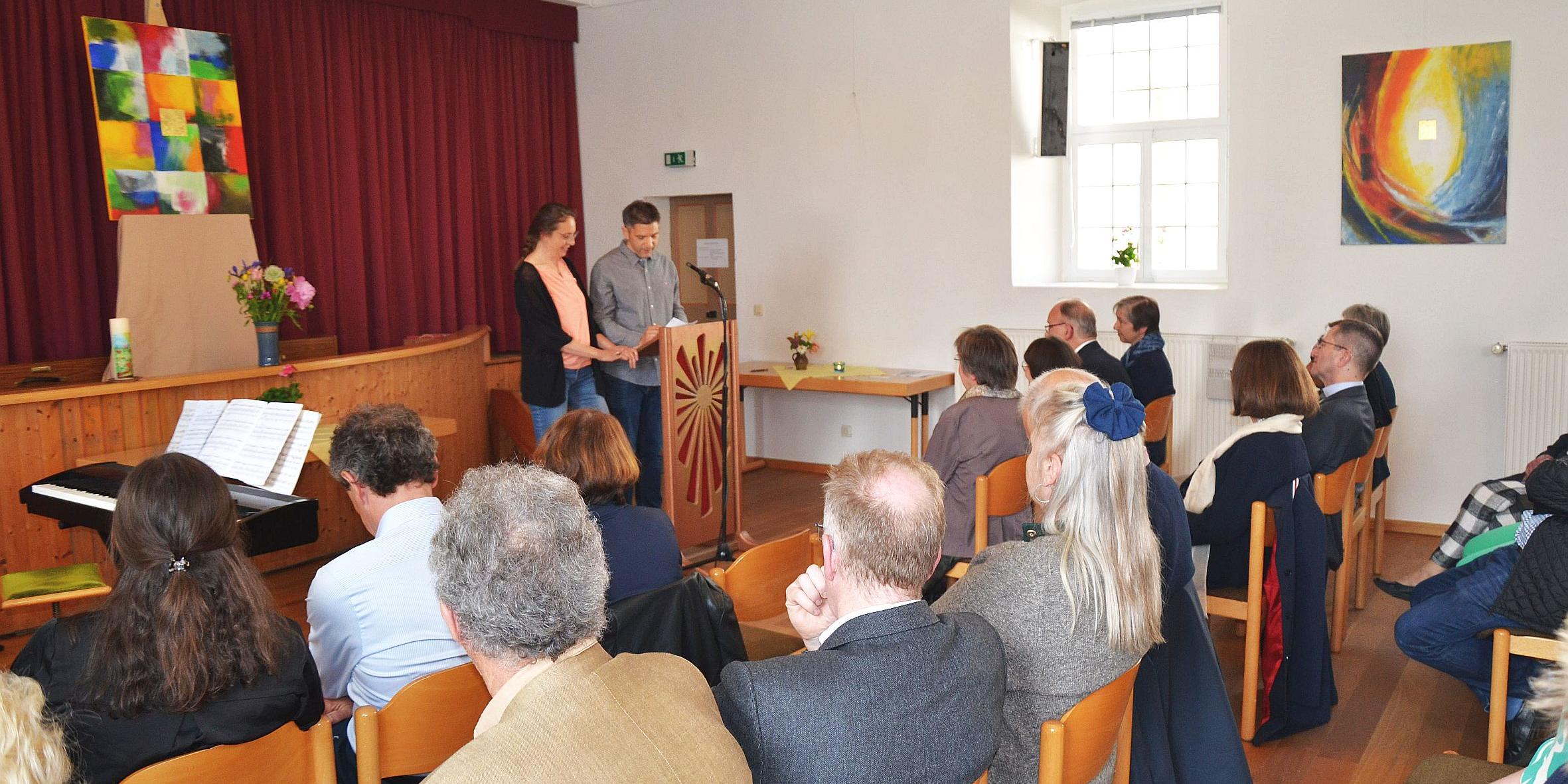 Jörg und Christina Fröhlich machten beim Infonachmittag im Josefssaal deutlich, wie die Arbeit der Spabrücker Klostergemeinschaft ihr bisheriges Leben geprägt hat. (c) Dieter Ackermann Jörg und Christina Fröhlich machten beim Infonachmittag im Josefssaal deutlich, wie die Arbeit der Spabrücker Klostergemeinschaft ihr bisheriges Leben geprägt hat.