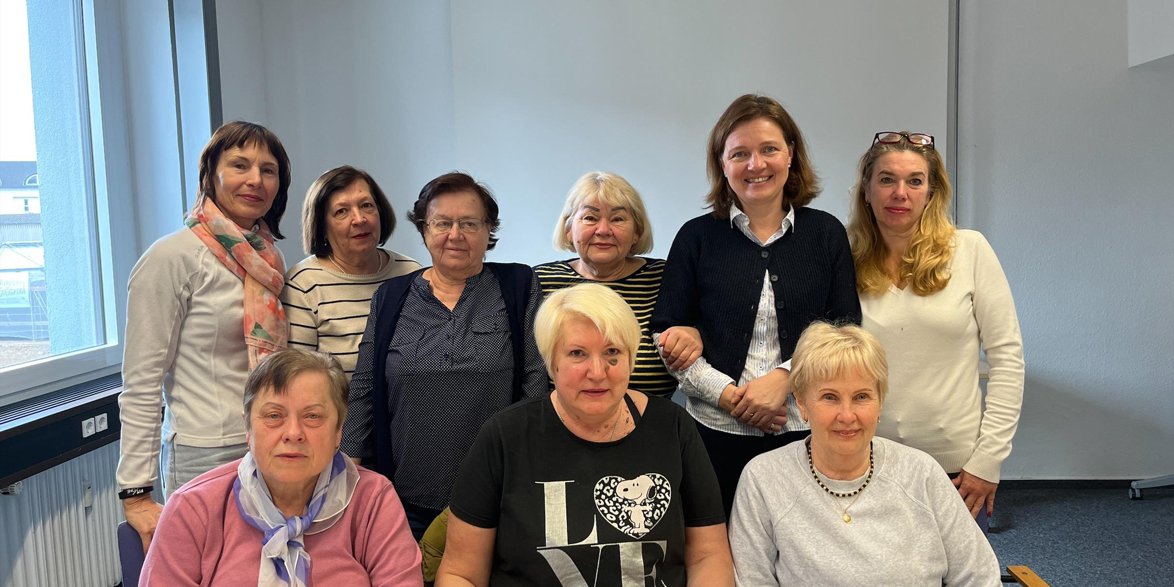 Der Kurs von Dozentin Marina Dryzlova (hinten zweite von rechts) an der Familienbildungsstätte in Saarbrücken. (c) Sarah Schött Der Kurs von Dozentin Marina Dryzlova (hinten zweite von rechts) an der Familienbildungsstätte in Saarbrücken.