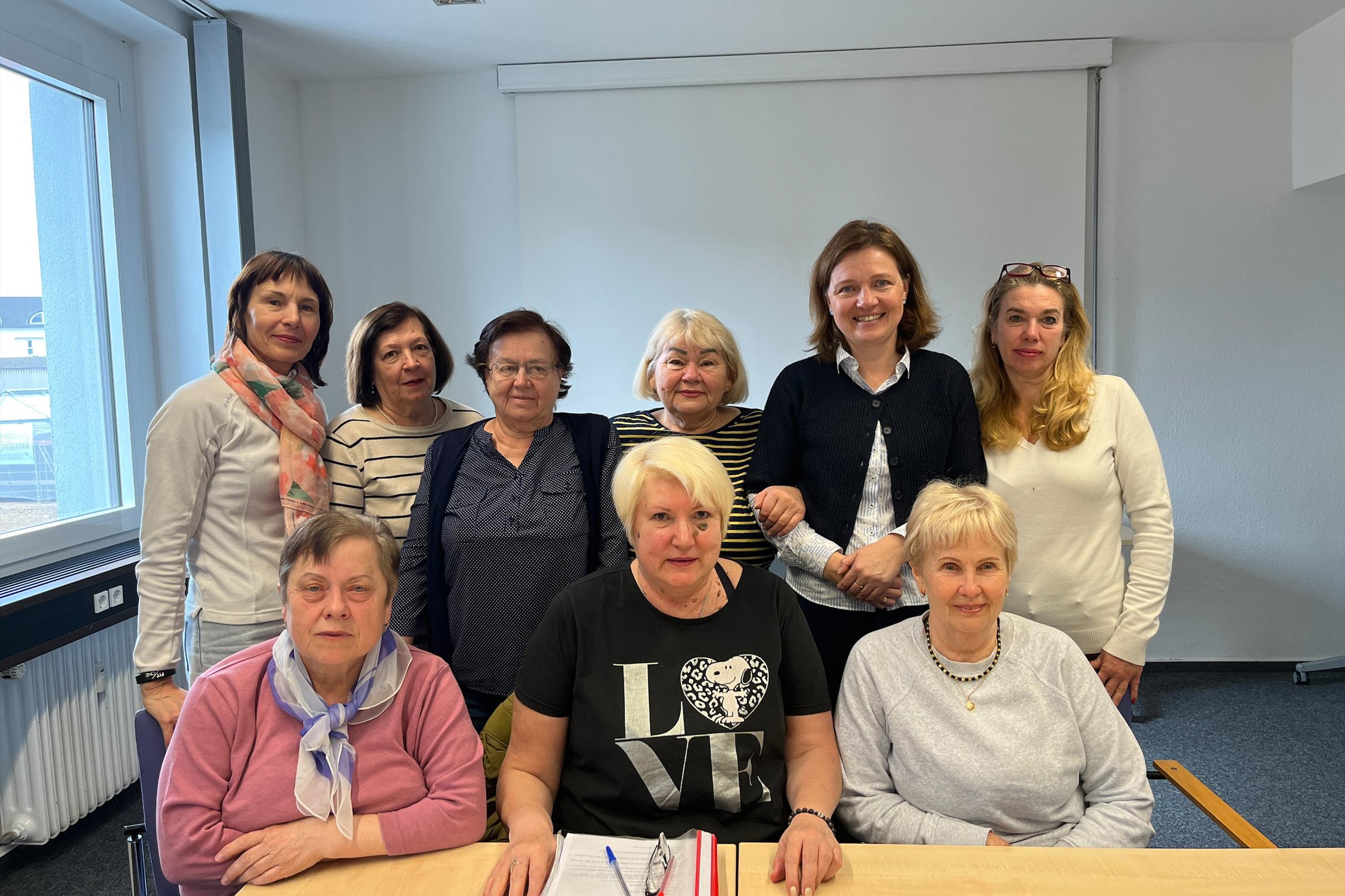 Der Kurs von Dozentin Marina Dryzlova (hinten zweite von rechts) an der Familienbildungsstätte in Saarbrücken.