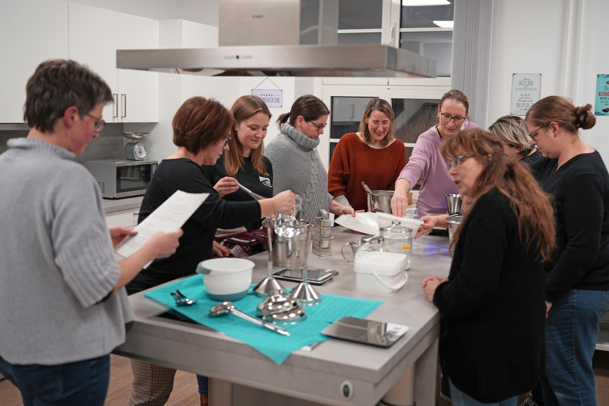 Die Teilnehmerinnen des Spül- und Waschmittel-Workshops in der Küche der Familienbildungsstätte Bitburg.