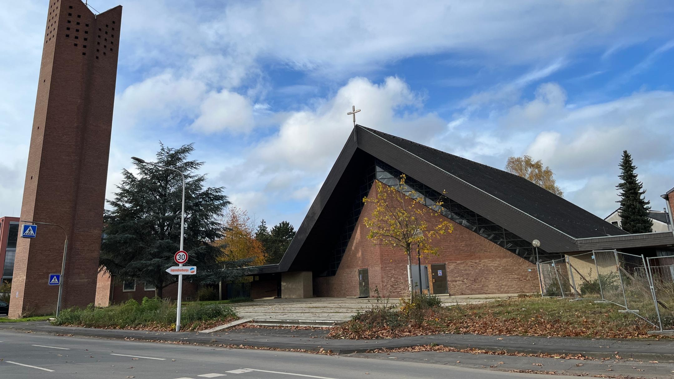Derzeit prüft eine Machbarkeitsstudie, wie das Gelände rund um die Kirche St. Pius genutzt werden kann.