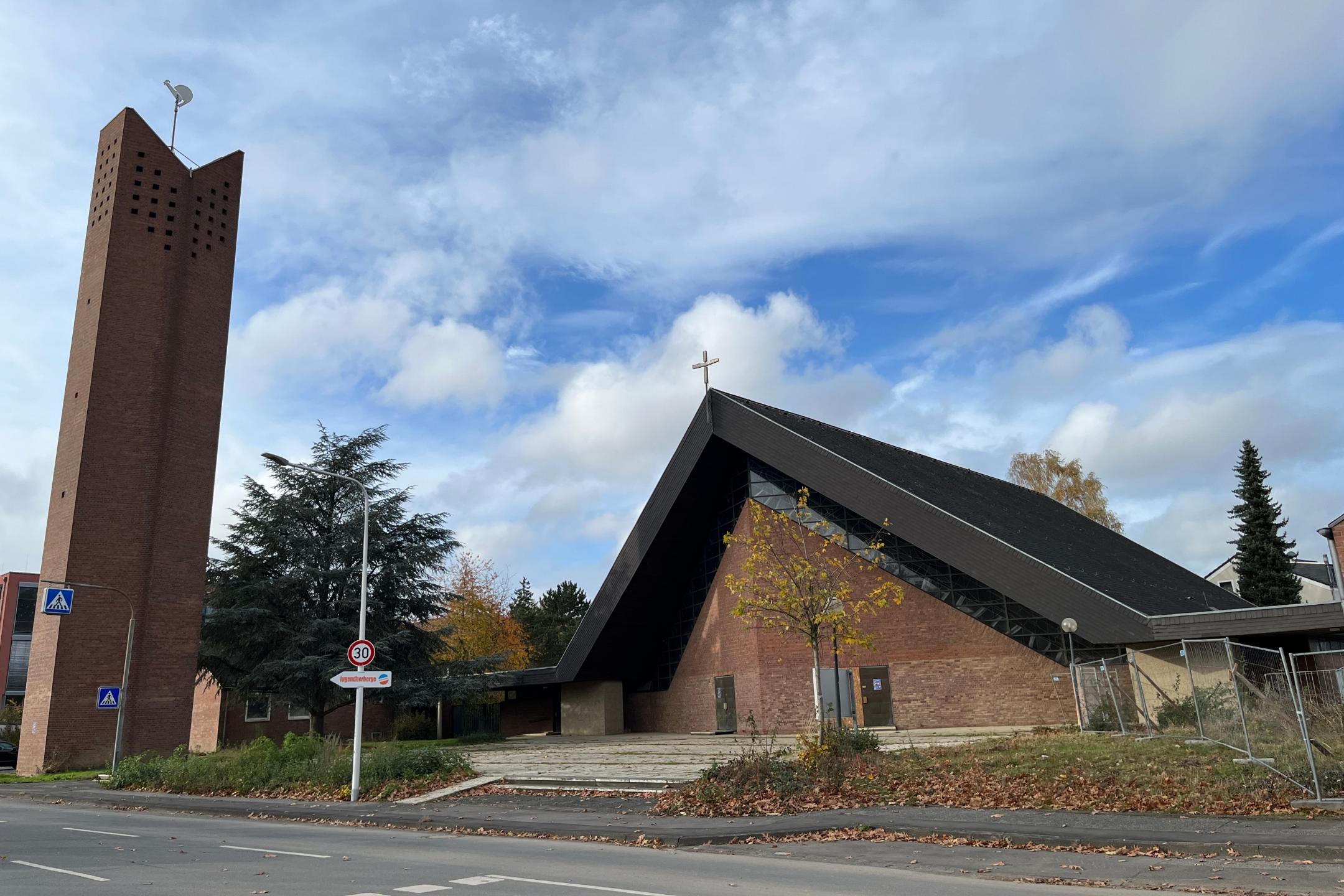Derzeit prüft eine Machbarkeitsstudie, wie das Gelände rund um die Kirche St. Pius genutzt werden kann.