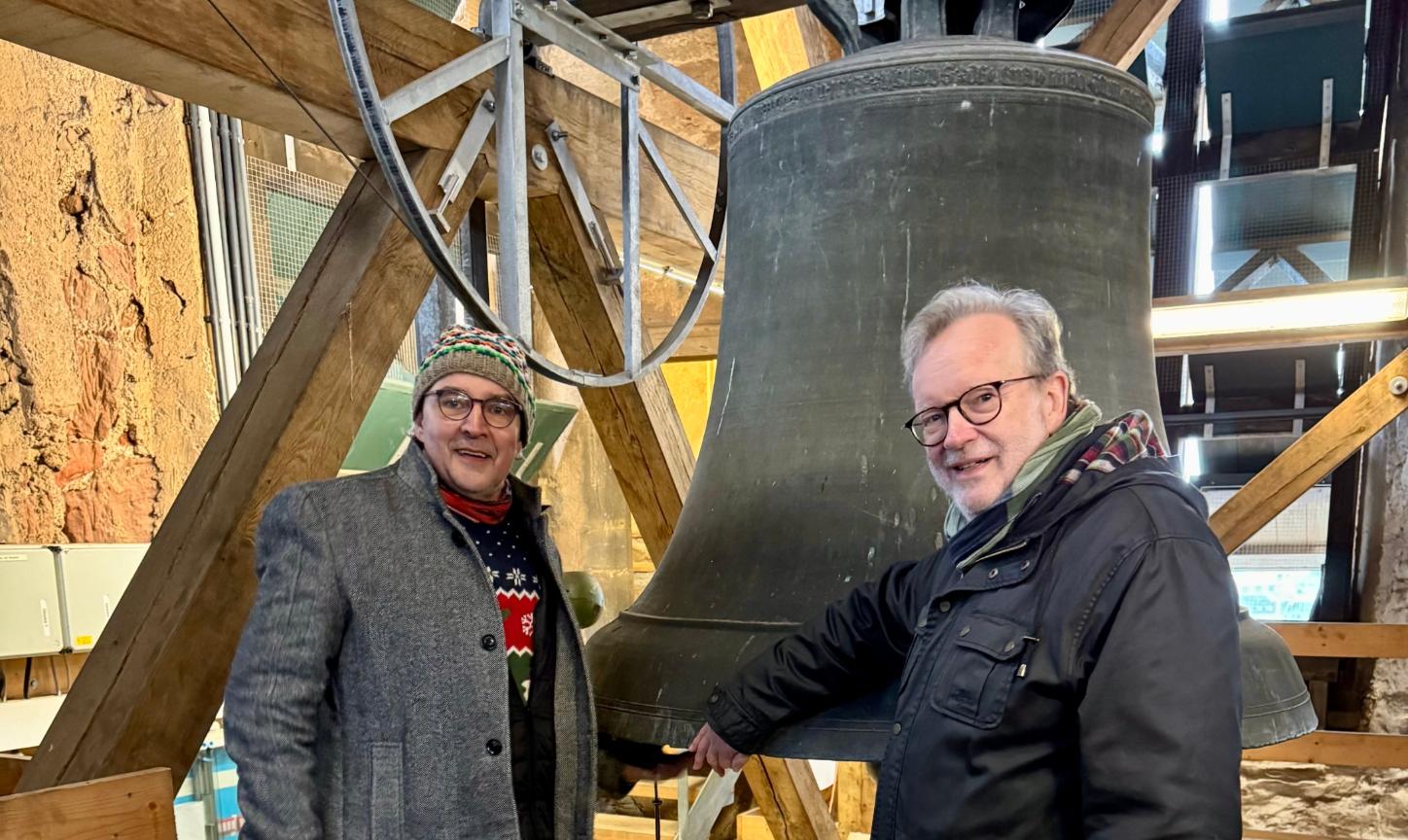 Beim Ortstermin mit Bernhard Kaster  (rechts) an der  „Lumpenglocke“ lässt sich Künstler Roland Grundheber für ein Motiv der Viezporz inspirieren.