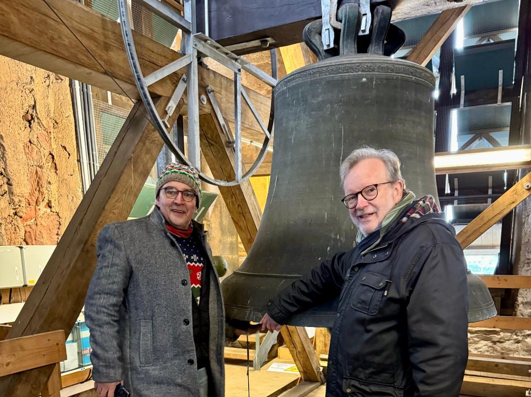 Beim Ortstermin mit Bernhard Kaster  (rechts) an der  „Lumpenglocke“ lässt sich Künstler Roland Grundheber für ein Motiv der Viezporz inspirieren.