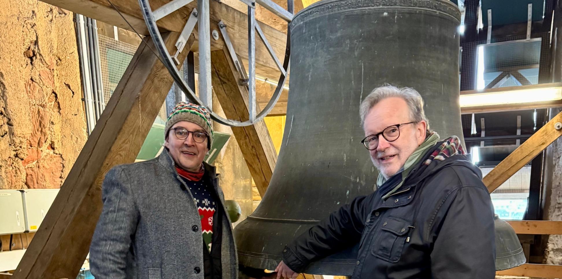 Beim Ortstermin mit Bernhard Kaster  (rechts) an der  „Lumpenglocke“ lässt sich Künstler Roland Grundheber für ein Motiv der Viezporz inspirieren.